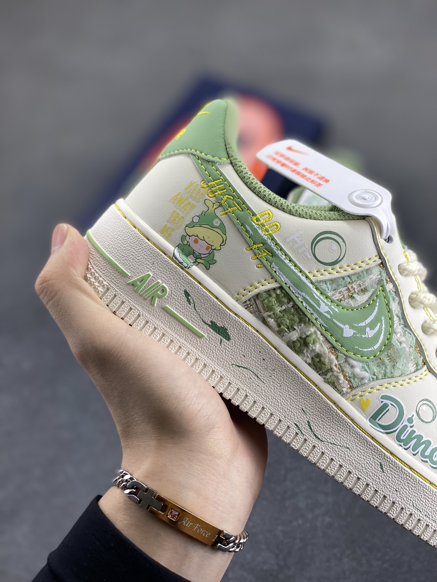 图片[6]-小香风系列“泡泡玛特Dimoo” Air Force 1’07 Low \”Matt Dimoo\”空军一号经典低帮百搭休闲运动板鞋 泡泡玛特DIMOO是AYAN笔下爱做梦的小男孩形象，DIMOO的外形设计灵感源自人们童年时期对梦幻生物的想象，将童年幻想中的元素一一呈现，如苍穹之下的星星、五彩斑斓的梦中世界等，形象可爱，充满稚趣。 货号：FJ7740-110 尺码：36 36.5 37.5 38 38.5 39 40 40.5 41 42 42.5 43 44 44.5 45-选品中心