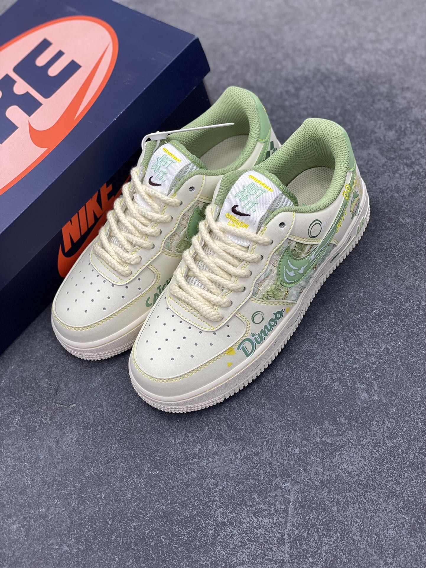 图片[8]-小香风系列“泡泡玛特Dimoo” Air Force 1’07 Low \”Matt Dimoo\”空军一号经典低帮百搭休闲运动板鞋 泡泡玛特DIMOO是AYAN笔下爱做梦的小男孩形象，DIMOO的外形设计灵感源自人们童年时期对梦幻生物的想象，将童年幻想中的元素一一呈现，如苍穹之下的星星、五彩斑斓的梦中世界等，形象可爱，充满稚趣。 货号：FJ7740-110 尺码：36 36.5 37.5 38 38.5 39 40 40.5 41 42 42.5 43 44 44.5 45-选品中心