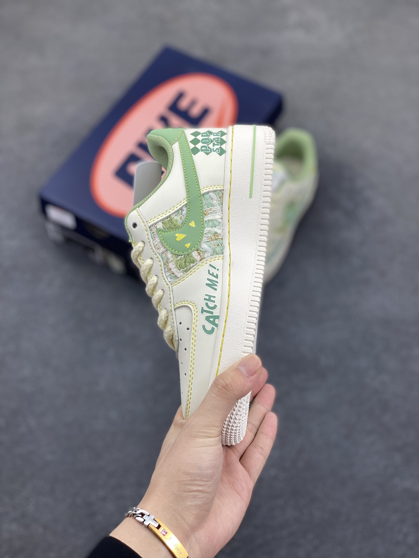 图片[3]-小香风系列“泡泡玛特Dimoo” Air Force 1’07 Low \”Matt Dimoo\”空军一号经典低帮百搭休闲运动板鞋 泡泡玛特DIMOO是AYAN笔下爱做梦的小男孩形象，DIMOO的外形设计灵感源自人们童年时期对梦幻生物的想象，将童年幻想中的元素一一呈现，如苍穹之下的星星、五彩斑斓的梦中世界等，形象可爱，充满稚趣。 货号：FJ7740-110 尺码：36 36.5 37.5 38 38.5 39 40 40.5 41 42 42.5 43 44 44.5 45-选品中心