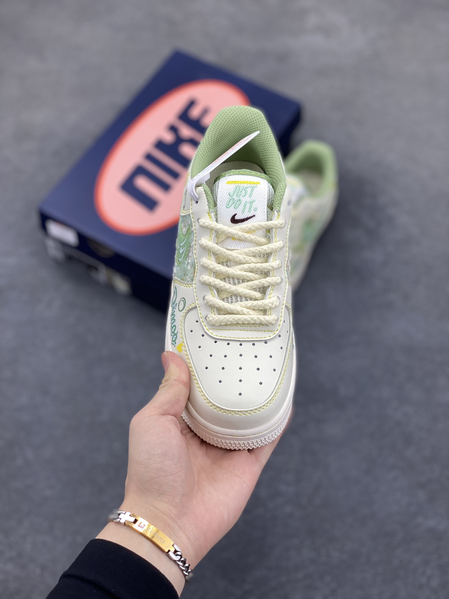 图片[2]-小香风系列“泡泡玛特Dimoo” Air Force 1’07 Low \”Matt Dimoo\”空军一号经典低帮百搭休闲运动板鞋 泡泡玛特DIMOO是AYAN笔下爱做梦的小男孩形象，DIMOO的外形设计灵感源自人们童年时期对梦幻生物的想象，将童年幻想中的元素一一呈现，如苍穹之下的星星、五彩斑斓的梦中世界等，形象可爱，充满稚趣。 货号：FJ7740-110 尺码：36 36.5 37.5 38 38.5 39 40 40.5 41 42 42.5 43 44 44.5 45-选品中心