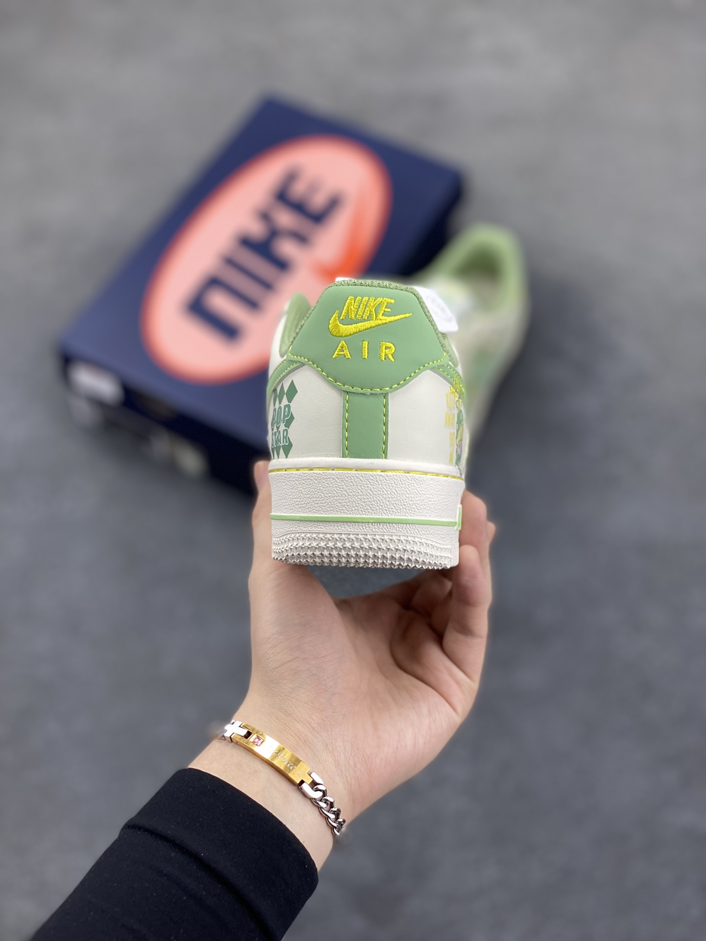 图片[4]-小香风系列“泡泡玛特Dimoo” Air Force 1’07 Low \”Matt Dimoo\”空军一号经典低帮百搭休闲运动板鞋 泡泡玛特DIMOO是AYAN笔下爱做梦的小男孩形象，DIMOO的外形设计灵感源自人们童年时期对梦幻生物的想象，将童年幻想中的元素一一呈现，如苍穹之下的星星、五彩斑斓的梦中世界等，形象可爱，充满稚趣。 货号：FJ7740-110 尺码：36 36.5 37.5 38 38.5 39 40 40.5 41 42 42.5 43 44 44.5 45-选品中心