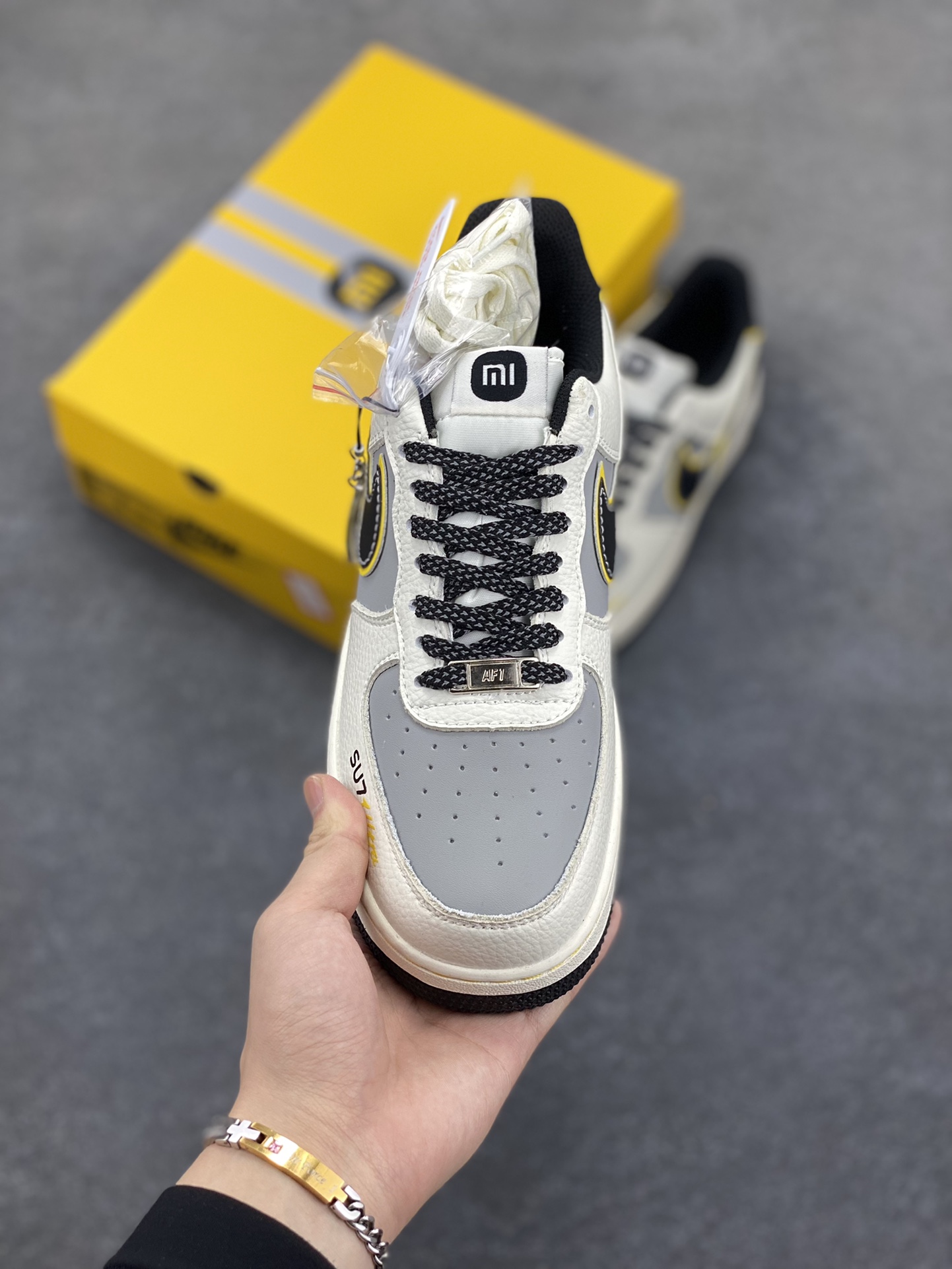 图片[2]-Nike Air Force 1 Low 空军一号低帮百搭休闲运动板鞋。柔软、弹性十足的缓震性能和出色的中底设计，横跨复古与现代的外型结合，造就出风靡全球三十多年的Force 1，直到今天还深受青睐。 货号：XX3168-165 尺码：36 36.5 37.5 38 38.5 39 40 40.5 41 42 42.5 43 44 44.5 45-选品中心