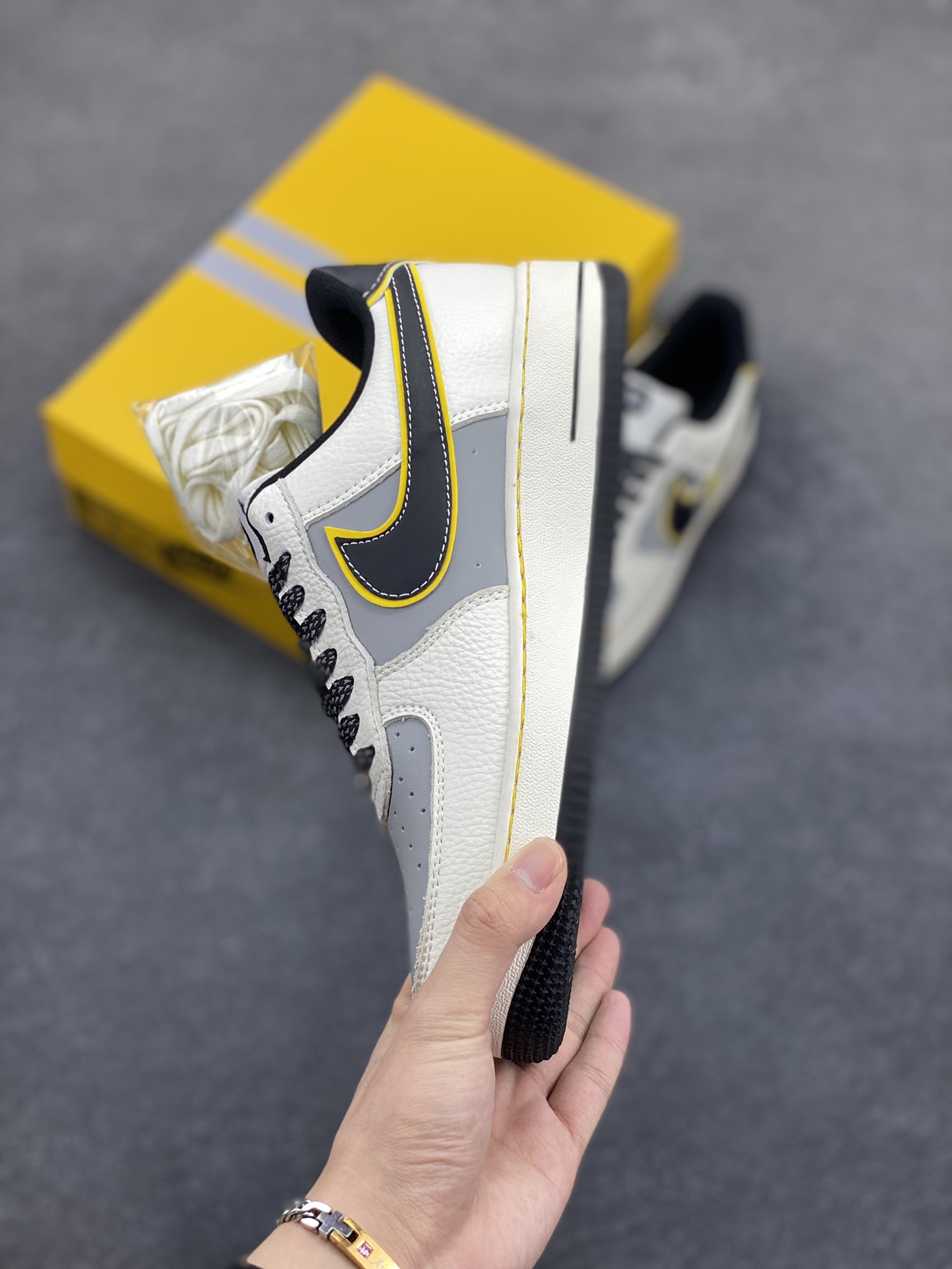 图片[3]-Nike Air Force 1 Low 空军一号低帮百搭休闲运动板鞋。柔软、弹性十足的缓震性能和出色的中底设计，横跨复古与现代的外型结合，造就出风靡全球三十多年的Force 1，直到今天还深受青睐。 货号：XX3168-165 尺码：36 36.5 37.5 38 38.5 39 40 40.5 41 42 42.5 43 44 44.5 45-选品中心