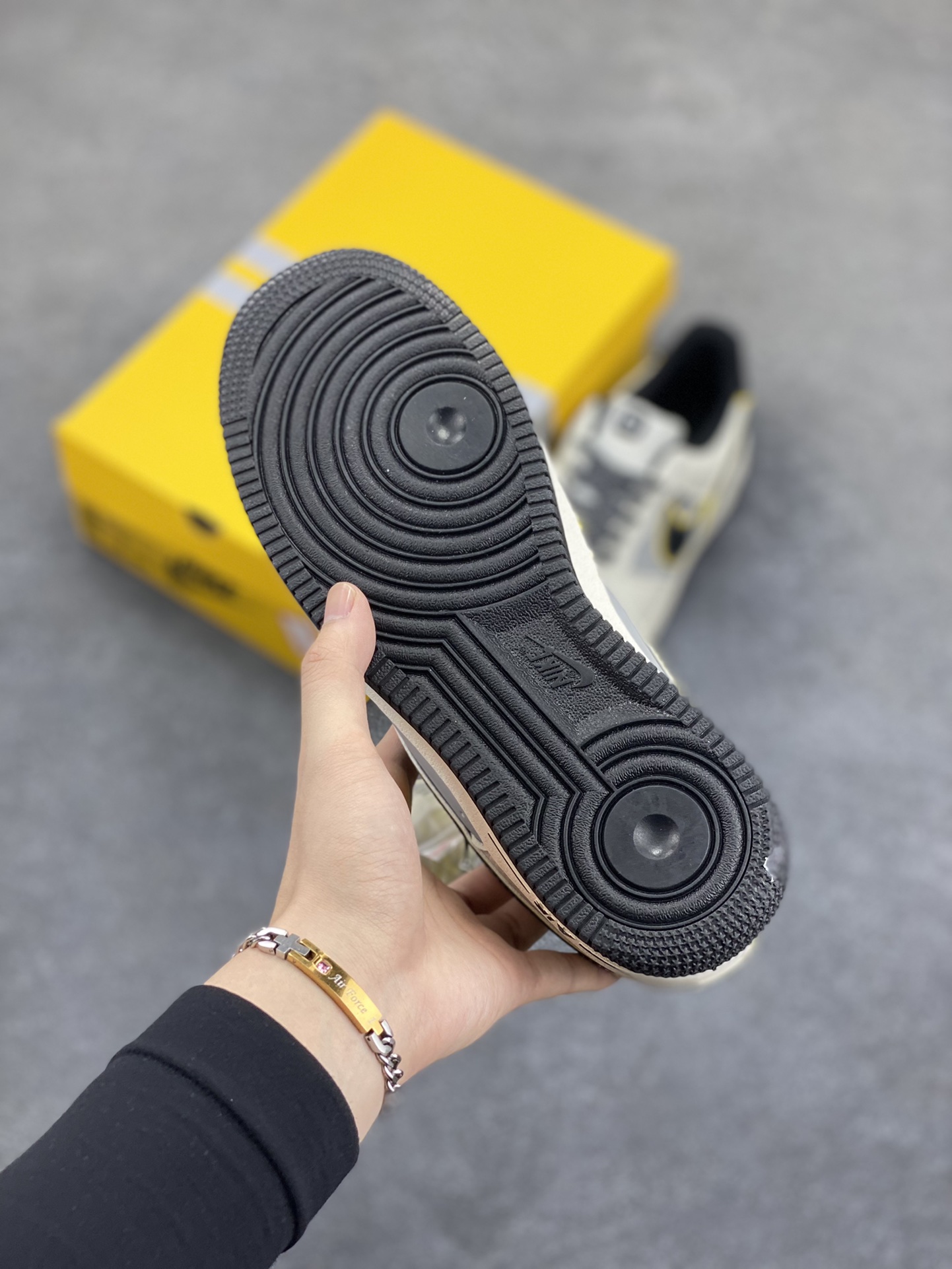 图片[5]-Nike Air Force 1 Low 空军一号低帮百搭休闲运动板鞋。柔软、弹性十足的缓震性能和出色的中底设计，横跨复古与现代的外型结合，造就出风靡全球三十多年的Force 1，直到今天还深受青睐。 货号：XX3168-165 尺码：36 36.5 37.5 38 38.5 39 40 40.5 41 42 42.5 43 44 44.5 45-选品中心
