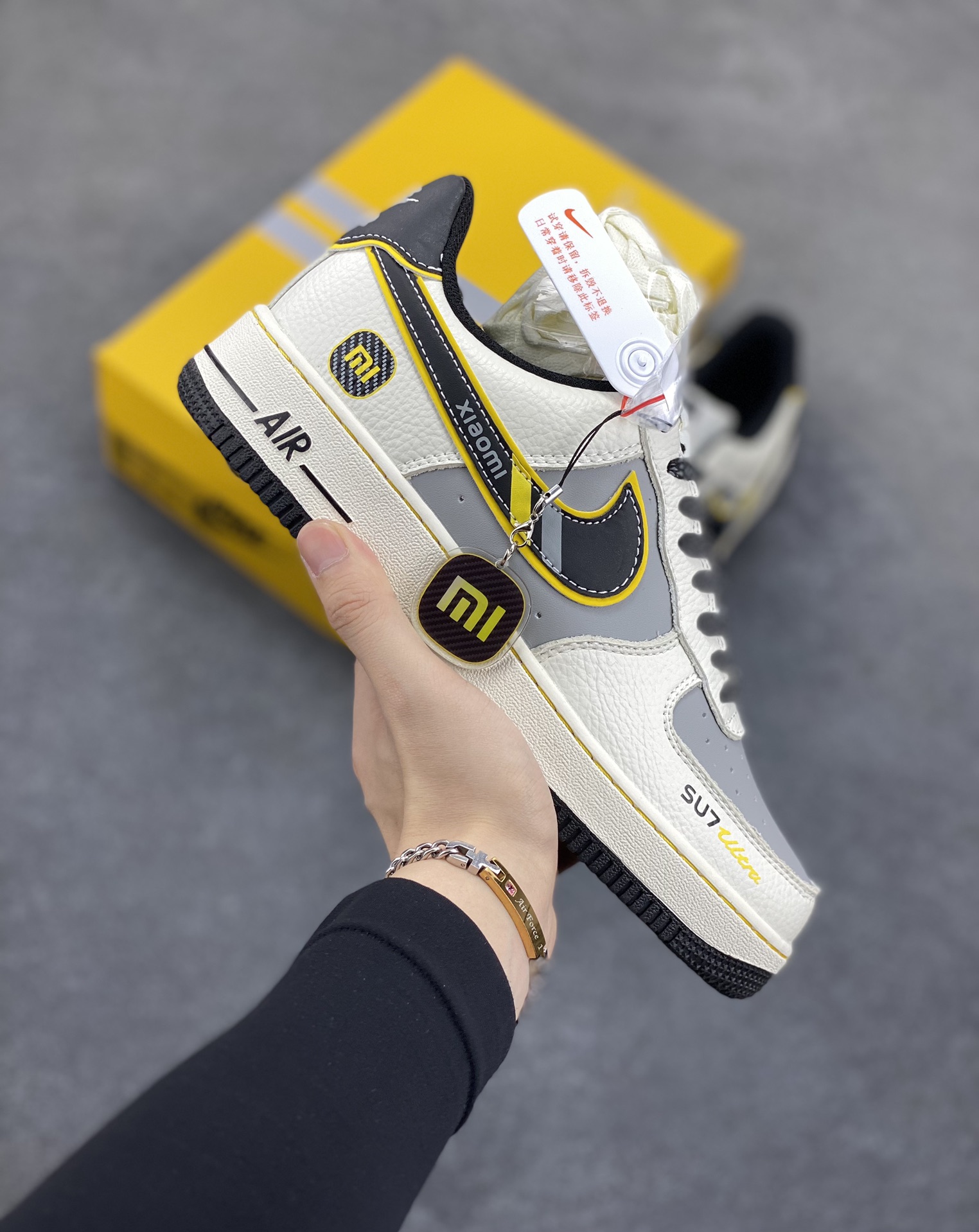 Nike Air Force 1 Low 空军一号低帮百搭休闲运动板鞋。柔软、弹性十足的缓震性能和出色的中底设计，横跨复古与现代的外型结合，造就出风靡全球三十多年的Force 1，直到今天还深受青睐。 货号：XX3168-165 尺码：36 36.5 37.5 38 38.5 39 40 40.5 41 42 42.5 43 44 44.5 45-选品中心