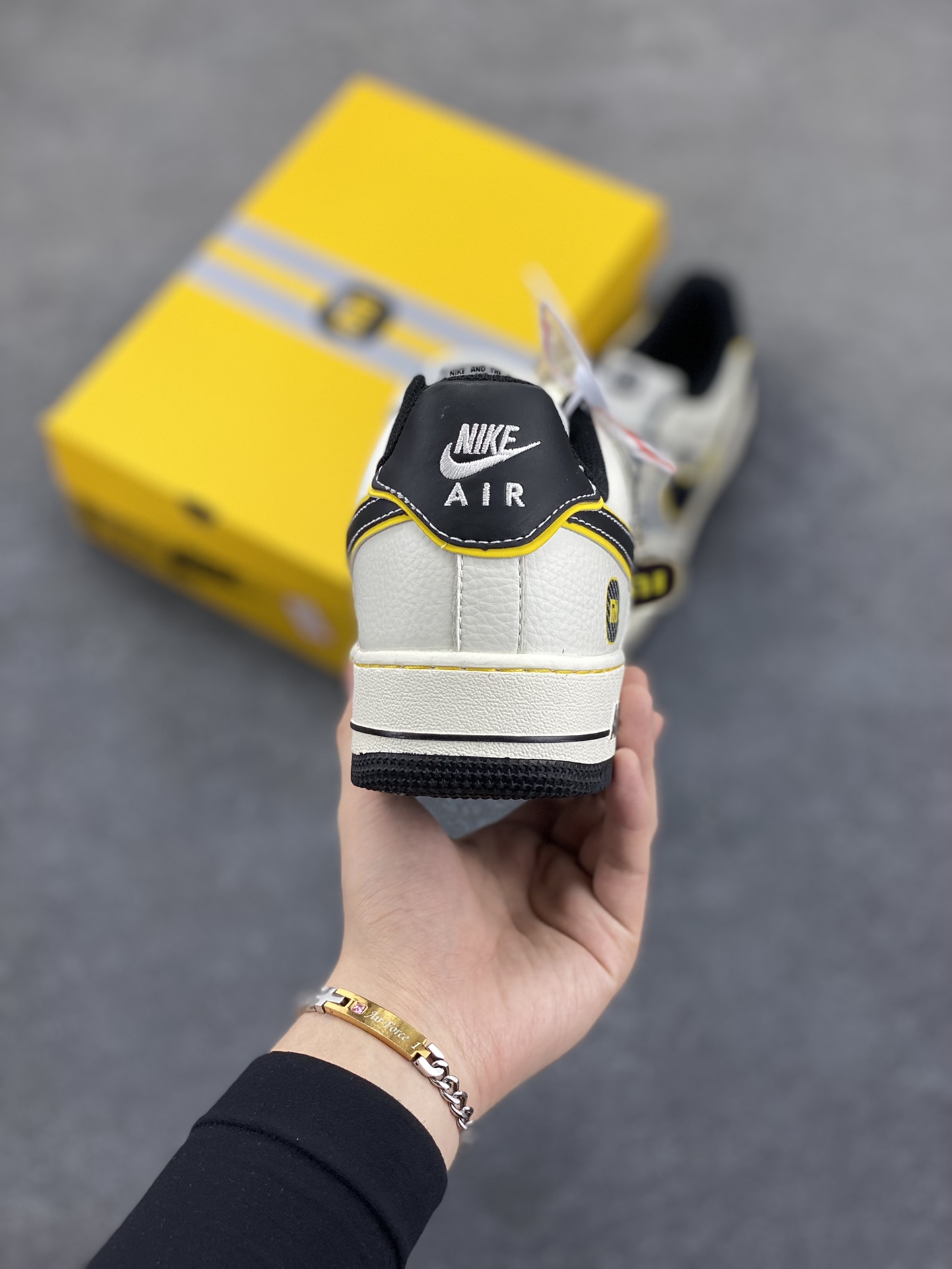 图片[4]-Nike Air Force 1 Low 空军一号低帮百搭休闲运动板鞋。柔软、弹性十足的缓震性能和出色的中底设计，横跨复古与现代的外型结合，造就出风靡全球三十多年的Force 1，直到今天还深受青睐。 货号：XX3168-165 尺码：36 36.5 37.5 38 38.5 39 40 40.5 41 42 42.5 43 44 44.5 45-选品中心