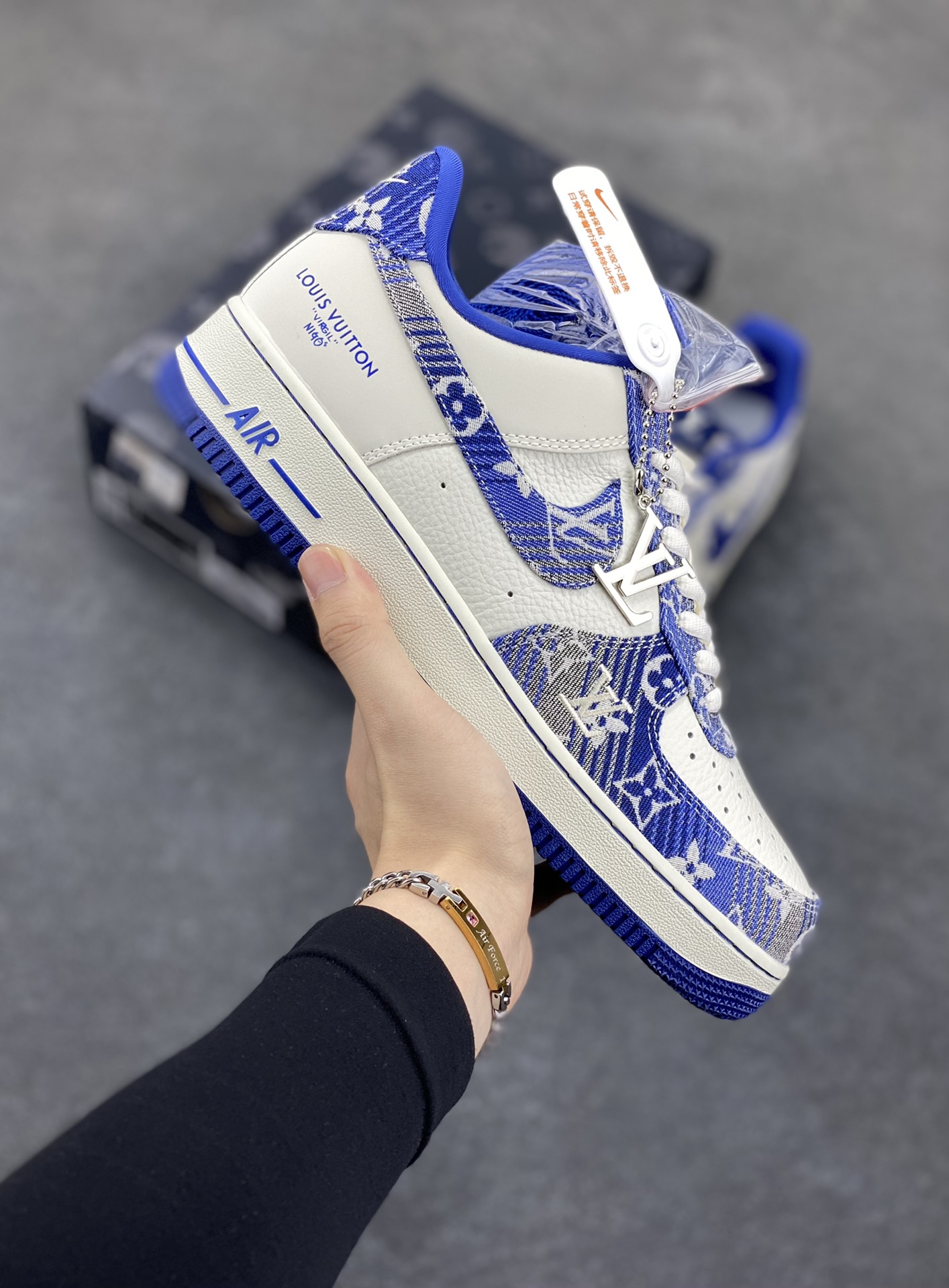 NIke Air Force 1 \’07 Low “LV联名”空军一号 低帮 运动鞋 休闲鞋 折边针车 工艺难度大 原楦头原纸板 原装鞋盒 定制五金配件 内置全掌气垫 原厂鞋底 货号：SC9207-540 尺码：36 36.5 37.5 38 38.5 39 40 40.5 41 42 42.5 43 44 44.5 45-选品中心