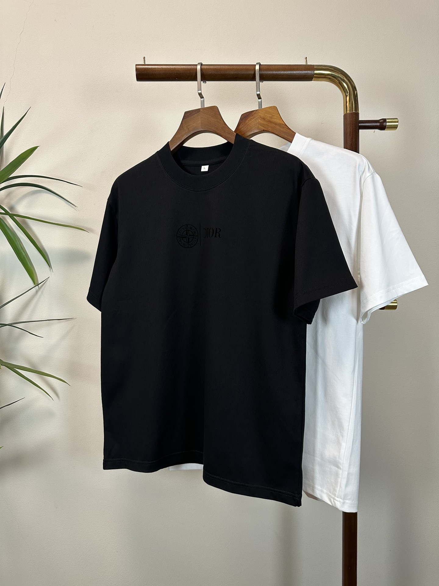 NO:465381,DIOR 2025 new round neck short-sleeved T-shirt high-end version!  Customized fabrics for counters are breathable and comfortable, with impeccable details, and the brand element design concept reflects high quality. The feel is delicate and soft!  It is casually cut, with a great upper body style!  Code number M-4XL, dior,dior,T-shirt,tees,t-shirt,alexander wang19860909DIOR 迪奥 2025新款 圆领 短袖 T恤 高端版本！专柜定制面料 透气舒适度高,细节无可挑剔,品牌元素设计理念,体现高品质.手感细腻柔软！呈现休闲裁剪,上身版型超赞！ 码数M-4XL,,dior,dior,T-shirt,tees，t-shirt,alexander wang,Men's clothing