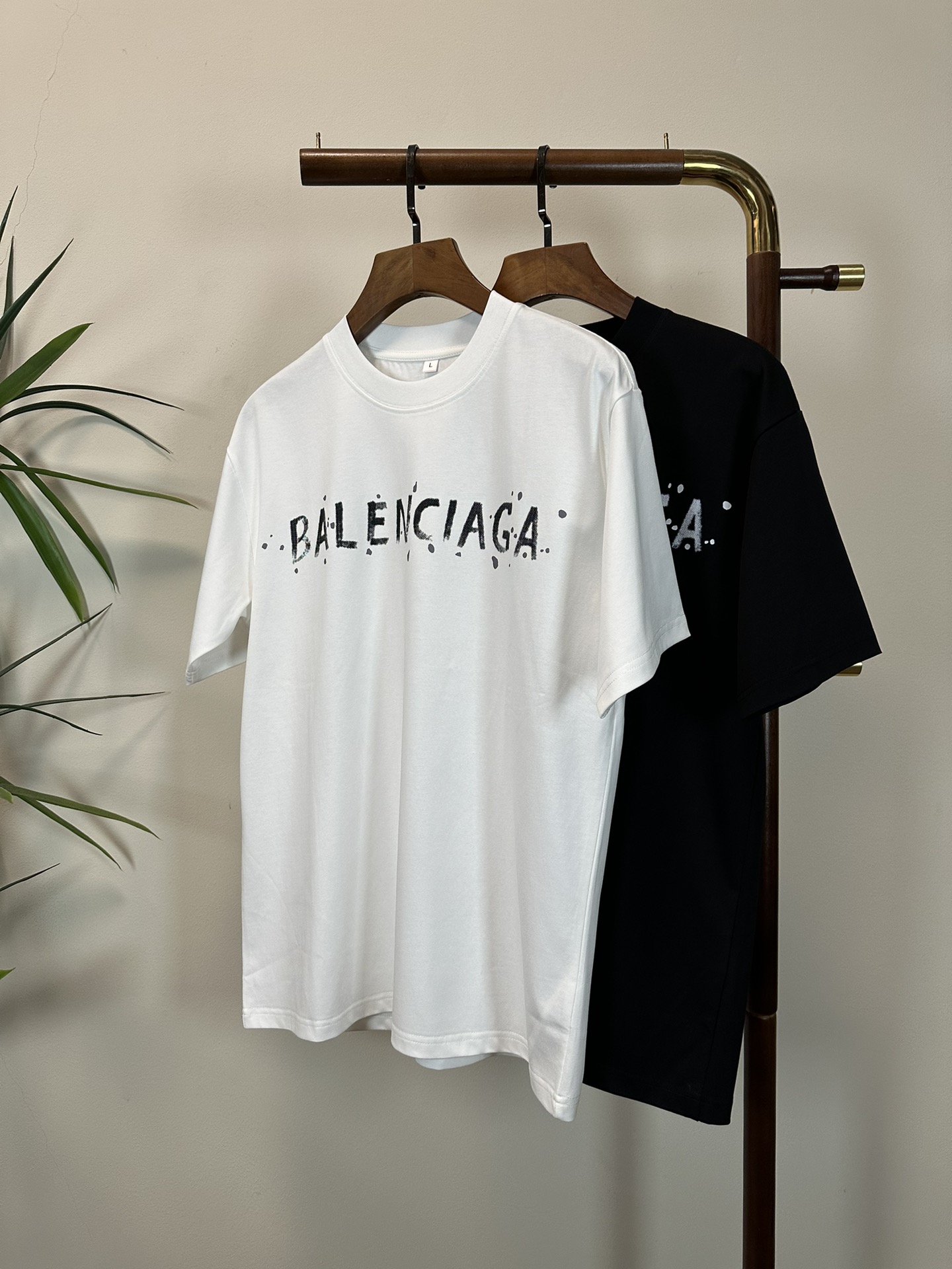 NO:465375,BLCG Paris 2025 new round neck short-sleeved T-shirt high-end version!  Customized fabrics for counters are breathable and comfortable, with impeccable details, and the brand element design concept reflects high quality. The feel is delicate and soft!  It is casually cut, with a great upper body style!  Code number M-4XL, T-shirt,tees,t-shirt,alexander wang19860909BLCG 巴黎 2025新款 圆领 短袖 T恤 高端版本！专柜定制面料 透气舒适度高,细节无可挑剔,品牌元素设计理念,体现高品质.手感细腻柔软！呈现休闲裁剪,上身版型超赞！ 码数M-4XL,,T-shirt,tees，t-shirt,alexander wang,Men's clothing