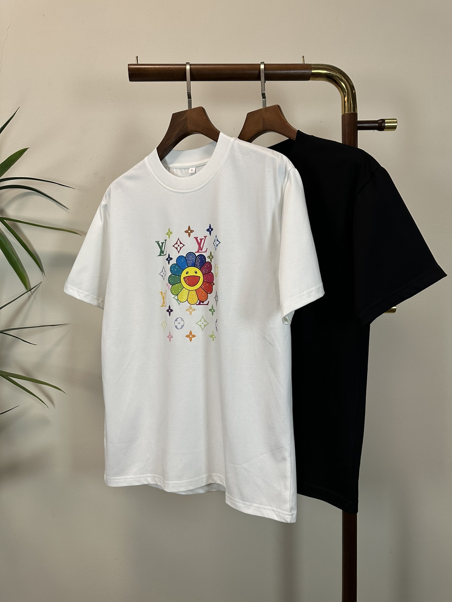 NO:465368,LV Louis Vuitton 2025 new round neck short-sleeved T-shirt high-end version!  Customized fabrics for counters are breathable and comfortable, with impeccable details, and the brand element design concept reflects high quality. The feel is delicate and soft!  It is casually cut, with a great upper body style!  Code number M-4XL, louis vuitton,louis vuitton,t-shirt,tees,t-shirt,alexander wang19860909LV 路易威登 2025新款 圆领 短袖 T恤 高端版本！专柜定制面料 透气舒适度高,细节无可挑剔,品牌元素设计理念,体现高品质.手感细腻柔软！呈现休闲裁剪,上身版型超赞！ 码数M-4XL,,louis vuitton,louis vuitton,T-shirt,tees，t-shirt,alexander wang,Men's clothing