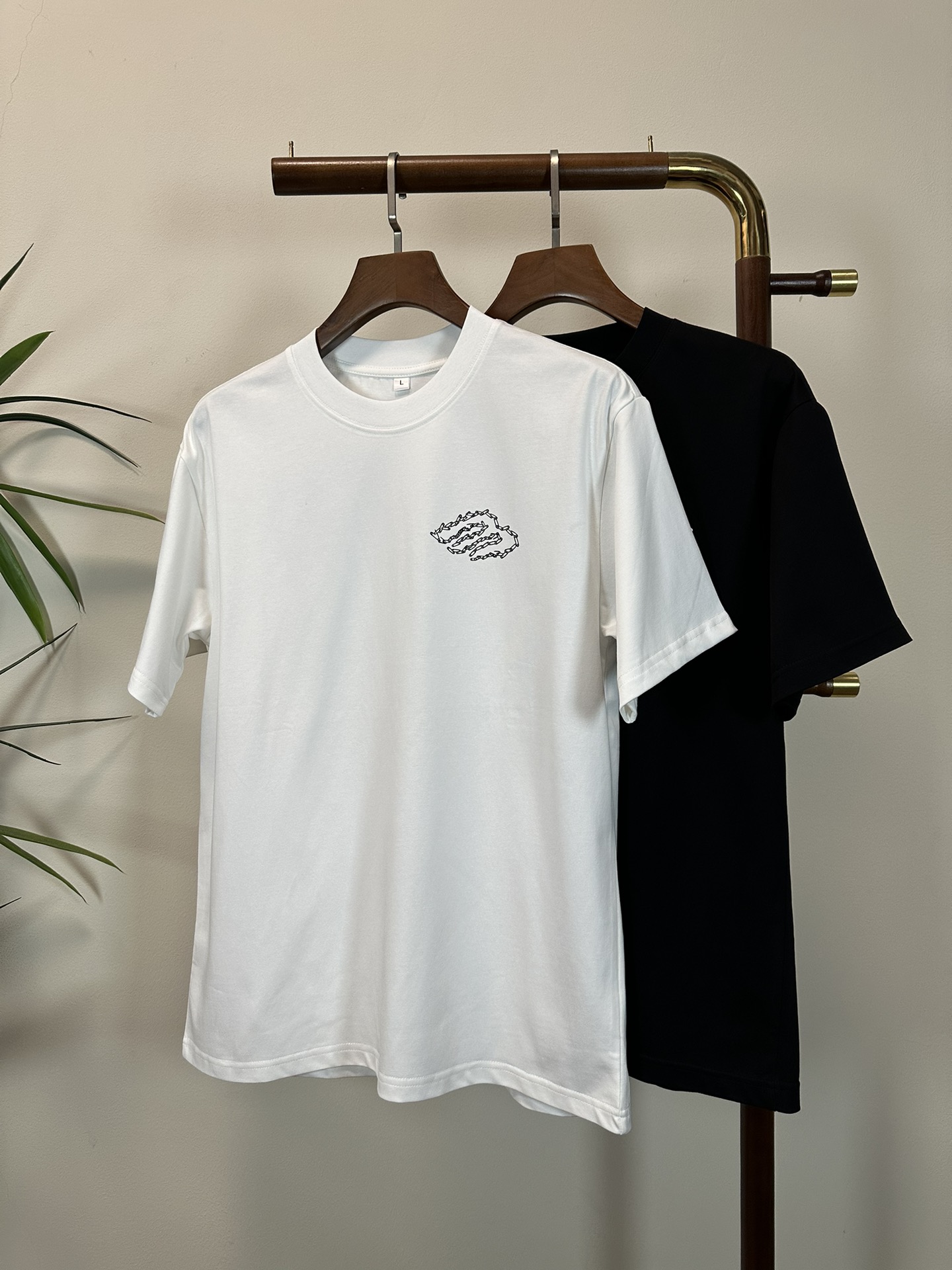 NO:465361,BLCG Paris 2025 new round neck short-sleeved T-shirt high-end version!  Customized fabrics for counters are breathable and comfortable, with impeccable details, and the brand element design concept reflects high quality. The feel is delicate and soft!  It is casually cut, with a great upper body style!  Code number M-4XL, T-shirt,tees,t-shirt,alexander wang19860909BLCG 巴黎 2025新款 圆领 短袖 T恤 高端版本！专柜定制面料 透气舒适度高,细节无可挑剔,品牌元素设计理念,体现高品质.手感细腻柔软！呈现休闲裁剪,上身版型超赞！ 码数M-4XL,,T-shirt,tees，t-shirt,alexander wang,Men's clothing