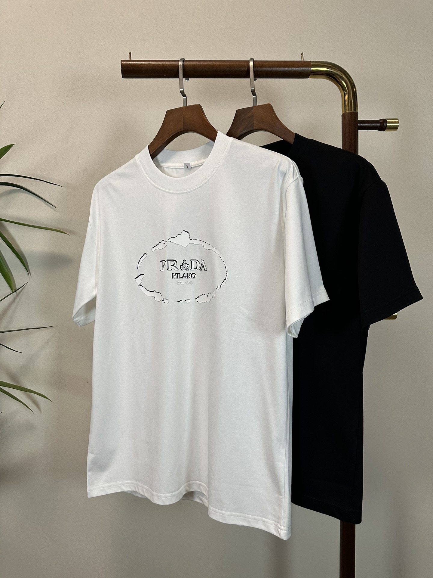 NO:465354,PRA Prada 2025 new round neck short-sleeved T-shirt high-end version!  Customized fabrics for counters are breathable and comfortable, with impeccable details, and the brand element design concept reflects high quality. The feel is delicate and soft!  It is casually cut, with a great upper body style!  Code number M-4XL, prada, prada, T-shirt,tees, t-shirt,alexander wang19860909PRA 普拉达 2025新款 圆领 短袖 T恤 高端版本！专柜定制面料 透气舒适度高,细节无可挑剔,品牌元素设计理念,体现高品质.手感细腻柔软！呈现休闲裁剪,上身版型超赞！ 码数M-4XL,,prada,prada,T-shirt,tees，t-shirt,alexander wang,Men's clothing