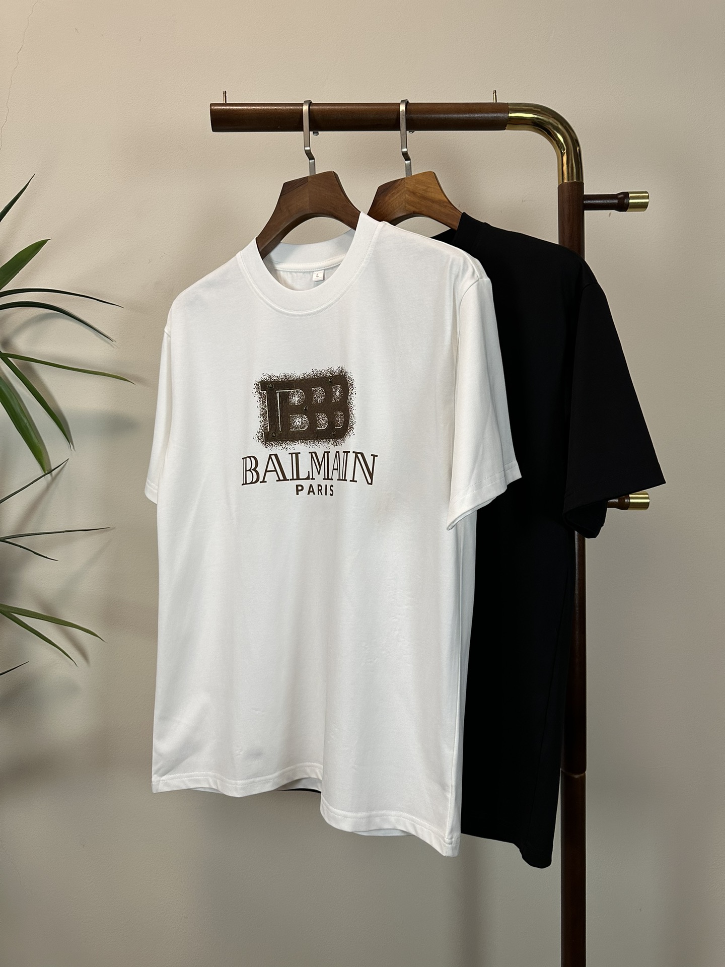 NO:465339,Balmain 2025 new round neck short-sleeved T-shirt high-end version!  Customized fabrics for counters are breathable and comfortable, with impeccable details, and the brand element design concept reflects high quality. The feel is delicate and soft!  It is casually cut, with a great upper body style!  Code number M-4XL, balmain, T-shirt,tees, t-shirt,alexander wang19860909巴尔曼2025新款 圆领 短袖 T恤 高端版本！专柜定制面料 透气舒适度高,细节无可挑剔,品牌元素设计理念,体现高品质.手感细腻柔软！呈现休闲裁剪,上身版型超赞！ 码数M-4XL,,balmain,T-shirt,tees，t-shirt,alexander wang,Men's clothing