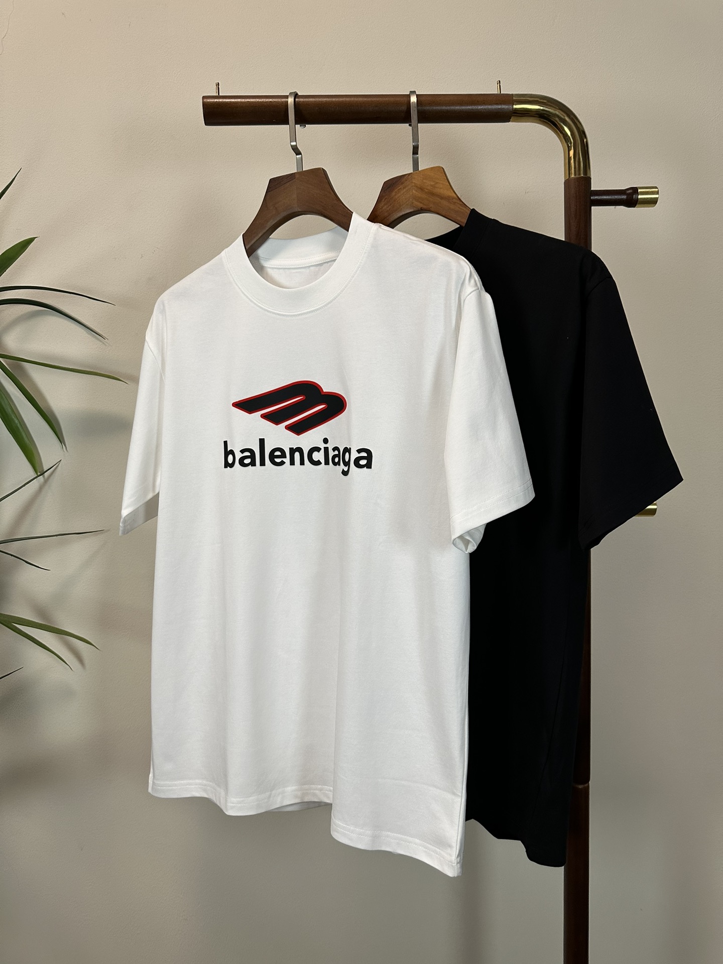 NO:465331,BLCG Paris 2025 new round neck short-sleeved T-shirt high-end version!  Customized fabrics for counters are breathable and comfortable, with impeccable details, and the brand element design concept reflects high quality. The feel is delicate and soft!  It is casually cut, with a great upper body style!  Code number M-4XL, T-shirt,tees,t-shirt,alexander wang19860909BLCG 巴黎 2025新款 圆领 短袖 T恤 高端版本！专柜定制面料 透气舒适度高,细节无可挑剔,品牌元素设计理念,体现高品质.手感细腻柔软！呈现休闲裁剪,上身版型超赞！ 码数M-4XL,,T-shirt,tees，t-shirt,alexander wang,Men's clothing