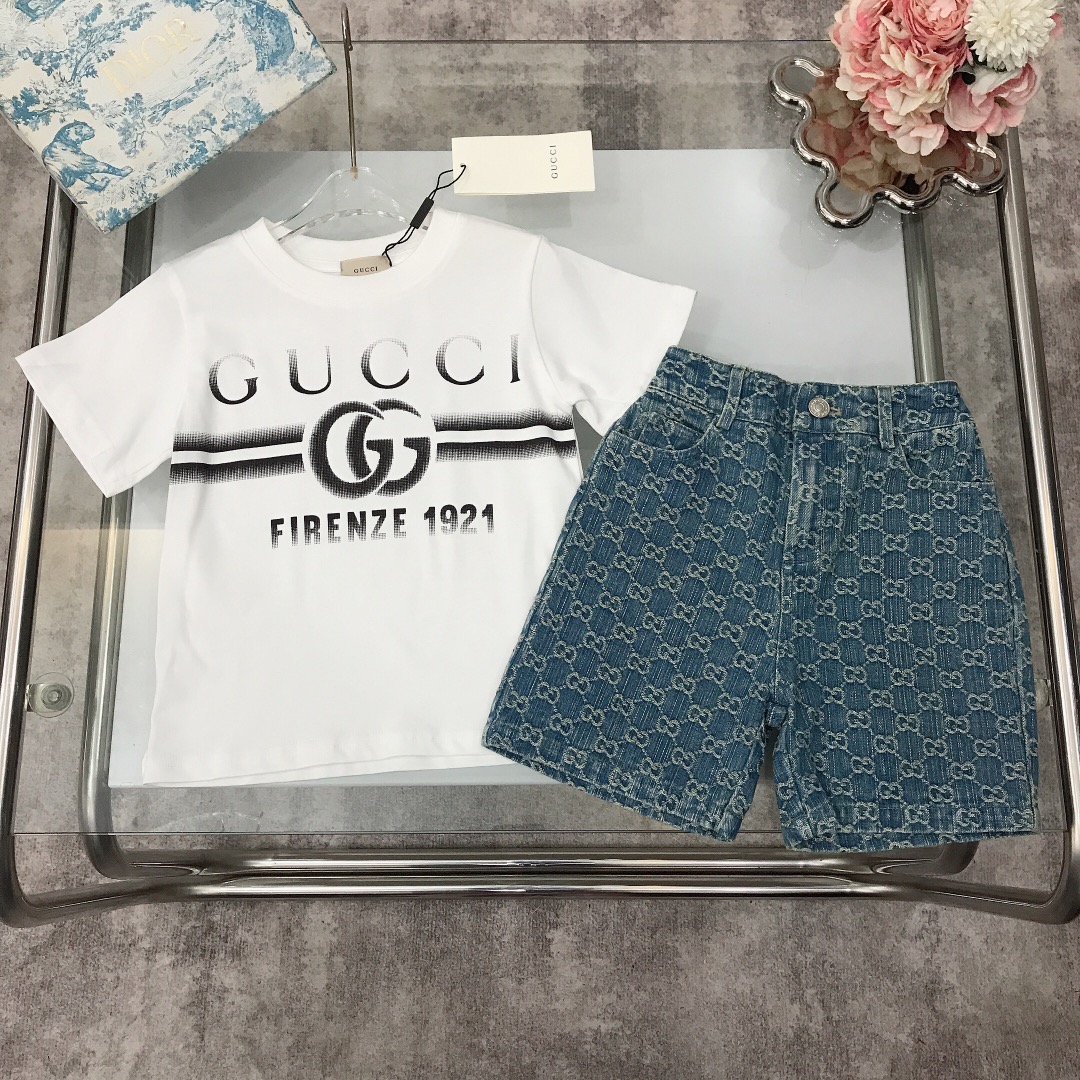 NO:337618,[Spot delivery] GUCC* Set Graffiti Gradient Print T-shirt Denim Jacquard Shorts Definitely dyed cotton double yarn precision cotton ~ 240G g weight pure cotton fabric T-shirt Gradiently direct spray letters LOGO short-sleeved jacquard double GG denim shorts Leather card configuration Original hardware button replica logo Selected high-end custom cotton fabric to create soft and comfortable Simple and fashionable Craftsmanship superimposed visible high-quality Super stylish and beautiful size100-110-120-130-140-【CM】 Full set of packaging 10, clothes, gucci, shorts, T-shirt, tees, t-shirt,19860909【现货发】   GUCC* 套装 涂鸦渐变印花T恤牛仔提花短裤 定织定染全棉双纱精密棉～240G克重纯棉面料 T恤渐变直喷字母LOGO短袖提花双GG牛仔短裤 后部皮质卡牌配置 原版五金纽扣复刻logo 甄选高级定制棉面料打造 柔软舒适 简约时尚 工艺叠加 看得见的高品质 超级有型又好看  size100-110-120-130-140-【CM】 全套包装10,衣服,gucci,shorts,T-shirt,tees，t-shirt,,Children's