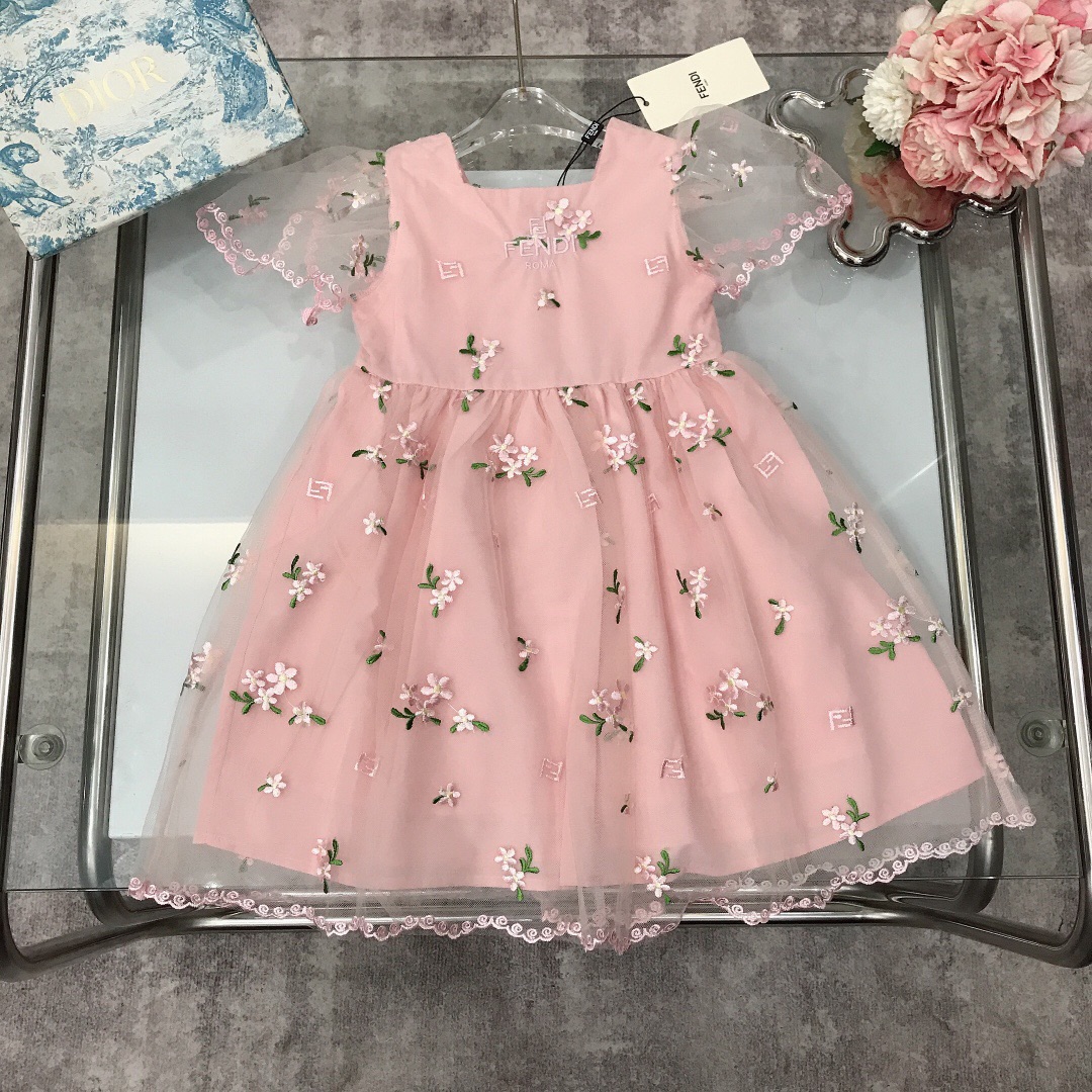 NO:337553,【Spot delivery】 New spring and summer style ·ss FEND* Square neckline small flying sleeve design mesh yarn skirt splicing with pure cotton inner three-dimensional embroidery small flowers with exquisite embroidery on the chest logo Fairy-floating, super fairy-like dress~three-dimensional tailoring exquisite original single fabric High-version quality Simple and generous style The upper body is very good-looking, the style is super pink color size90--110-120-130-140-150 [CM] Counter packaging 70, clothes, fendi, skirts,19860909【现货发】  春夏新款 ·ss FEND* 方领小飞袖设计网纱纱裙拼接搭配纯棉内里 立体刺绣小花朵搭配胸前精致刺绣小 logo 仙气飘飘,超仙的一款连衣裙～立体剪裁 精致原单布料 高版本质量 简单大方款式 上身非常好看 版型超赞 颜色粉色 size90--110-120-130-140-150【CM】  专柜包装70,衣服,fendi,skirts,,Children's