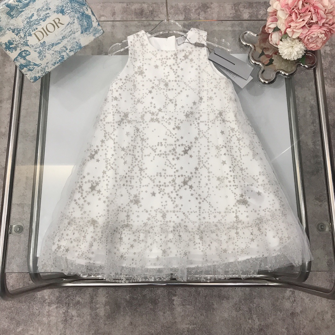 NO:337570,【Spot shipment】Size 80-Spring and summer new style ·ss DIO* sleeveless vest skirt design mesh yarn skirt splicing with silky satin inner classic exquisite embroidery small logo logo with shiny star patch high pressure stamping and not easy to fall off fairy air, super fairy dress ~ three-dimensional tailoring exquisite original single fabric High version quality Simple and generous style The upper body is very good looking, the style is super good color white size80-90-100-110-120-130-140-150-【CM】 Counter packaging 70, clothes, dior, skirts, silk fabric,19860909【现货发】  尺寸80- 春夏新款 ·ss DIO*无袖背心裙设计网纱纱裙拼接搭配丝滑绸缎内里 经典精致刺绣小logo标志搭配亮晶晶星星贴布高压印烫 不易脱落 仙气飘飘,超仙的一款连衣裙～立体剪裁 精致原单布料 高版本质量 简单大方款式 上身非常好看 版型超赞 颜色白色 size80-90-100-110-120-130-140-150-【CM】  专柜包装70,衣服,dior,skirts,silk fabric,,Children's