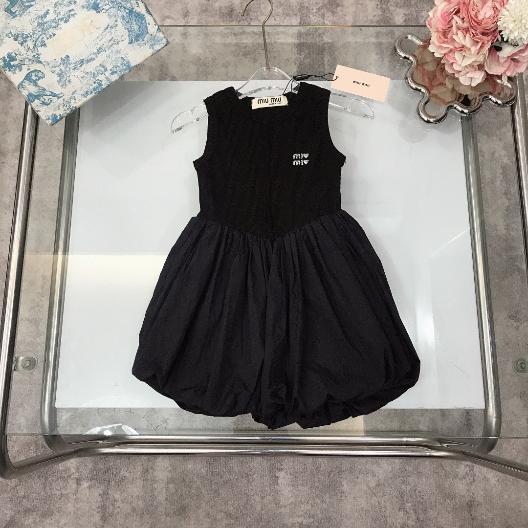 NO:337628,【Spot delivery】 New spring and summer style ·ss MIUMIU sleeveless vest robe flower bud skirt classic exquisite patch logo with retro silver shiny high-pressure stamping and impotence, not easy to fall off. The upper body part is elastic pure cotton to create a skirt with fluffy and quick-drying breathable fabric texture fairy airy, ~ three-dimensional tailoring exquisite original single fabric High version quality Simple and generous style The upper body looks very good, the style is super good, color white black size-110-120-130-140-150 [CM] Counter packaging 70, clothes, miumiu, skirts,19860909【现货发】  春夏新款 ·ss MIUMIU无袖背心连衣花苞裙 经典精致贴布章标小logo标志搭配复古银色亮晶晶高压印烫 不易脱落 上身部分弹性纯棉打造搭配裙摆蓬松速干透气面料质地 仙气飘飘,～立体剪裁 精致原单布料 高版本质量 简单大方款式 上身非常好看 版型超赞 颜色白色 黑色 size-110-120-130-140-150【CM】  专柜包装70,衣服,miumiu,skirts,,Children's