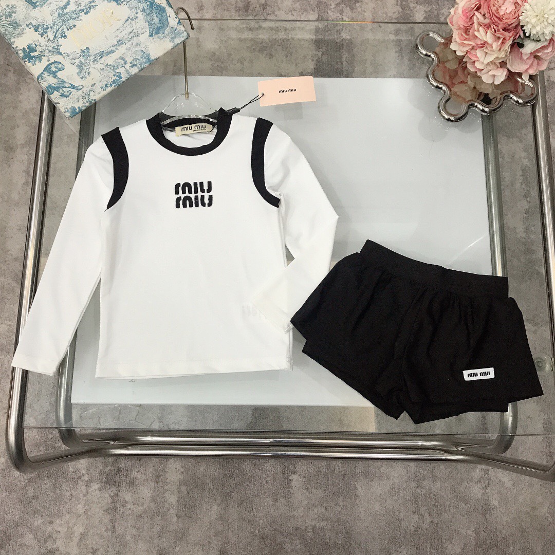 NO:337644,【Spot shipment】Size - MIUMIU Girls' summer limited high elastic sun protection swimsuit [Long-sleeved tops and shorts] Cold element swimsuit with high elasticity on all sides, soft and delicate, exquisite style. Classic patch logo embroidery on the chest with ice-sensing high elastic fabric swimsuit, showing playful and cuteness, soft and comfortable, skin-friendly and not tied, excellent upper body effect size size-110-120-130-140-150-【CM】 Counter packaging 70, clothes, miumiu, shorts, swimsuits,19860909【现货发】  尺寸-  MIUMIU 女童夏日限定高弹防晒泳衣【长袖上衣短裤】冷元素泳衣四面高弹 柔软细腻 精致款 胸前经典贴布logo刺绣搭配冰感高弹面料泳裤,尽显俏皮跟可爱 柔顺舒适 亲肤不扎 上身效果极好  size尺码-110-120-130-140-150-【CM】 专柜包装70,衣服,miumiu,shorts,swimsuits,,Children's