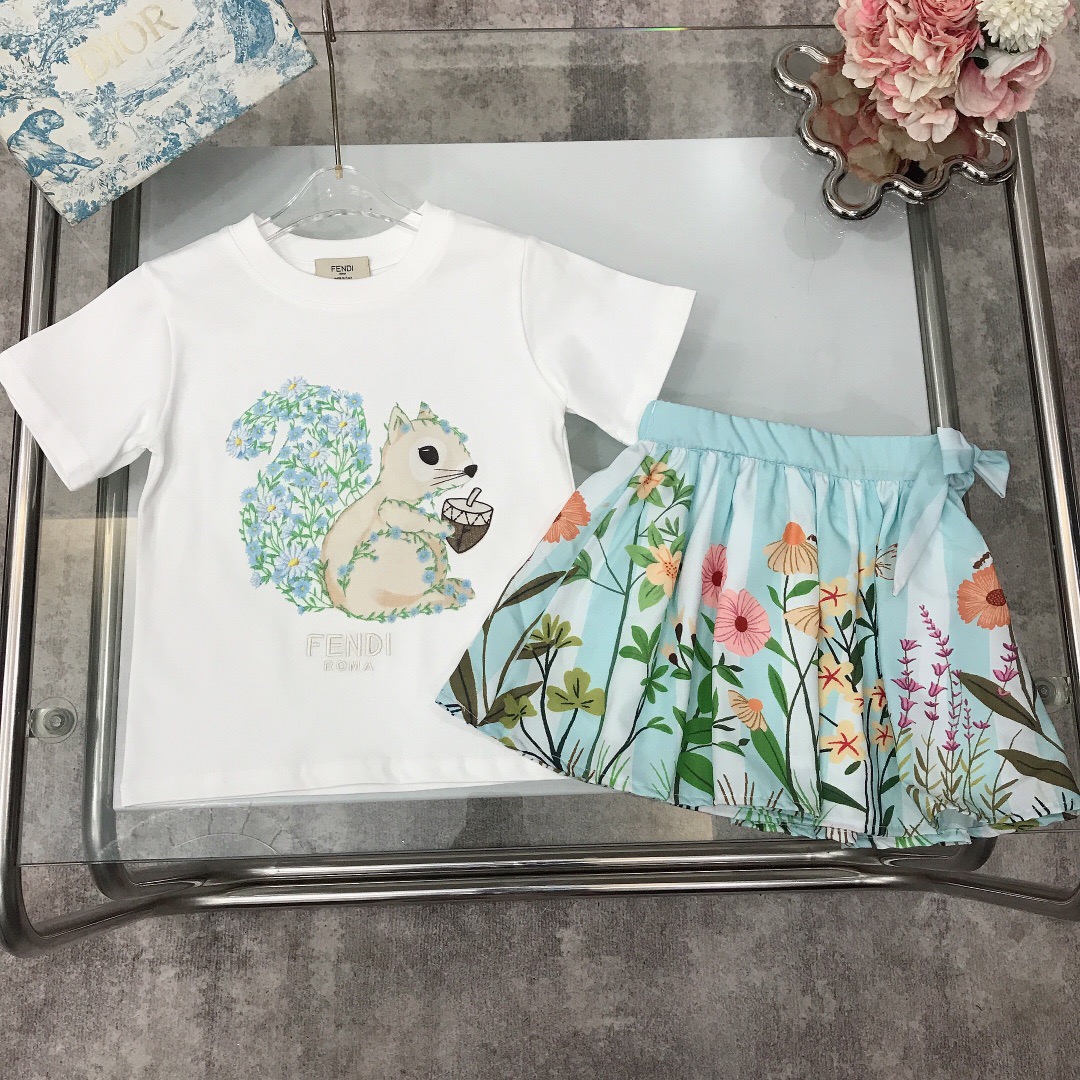 NO:337590,[Spot shipment] Size 90- FEND* /SS Skirt [Short-sleeved skirt] Exquisite embroidered logo with floral series squirrel pattern printed round neck T-shirt Matched with smooth and soft chiffon full petal pattern printed logo skirt Side webbing bow design New summer style ~ Combed cotton fabric skin-friendly and refreshing upper body comfortable and breathable and high-end wide threaded neck design High-end fashionable style, using imported high-end custom-made high-quality organic cotton fabric Comfortable and breathable The upper body effect is very good Color White Size 90-100-110-120-130-140-【CM】 Requires counter packaging, clothes, fendi, skirts, T-shirt, tees, t-shirt,19860909【现货发】  尺寸90- FEND* /SS 套裙【短袖半裙】精致刺绣logo搭配碎花系列松鼠图案印花圆领T恤 搭配顺滑柔软雪纺全面花瓣图案印花logo半裙 侧边织带绑蝴蝶结设计 夏季新款～精梳棉面料亲肤透爽 上身舒适透气又高级 宽大螺纹领口设计 高级时髦款,采用进口高端定制精选优质有机棉面料 舒适透气 上身效果非常好 颜色 白色 尺码90-100-110-120-130-140-【CM】 需要专柜包装元,衣服,fendi,skirts,T-shirt,tees，t-shirt,,Children's