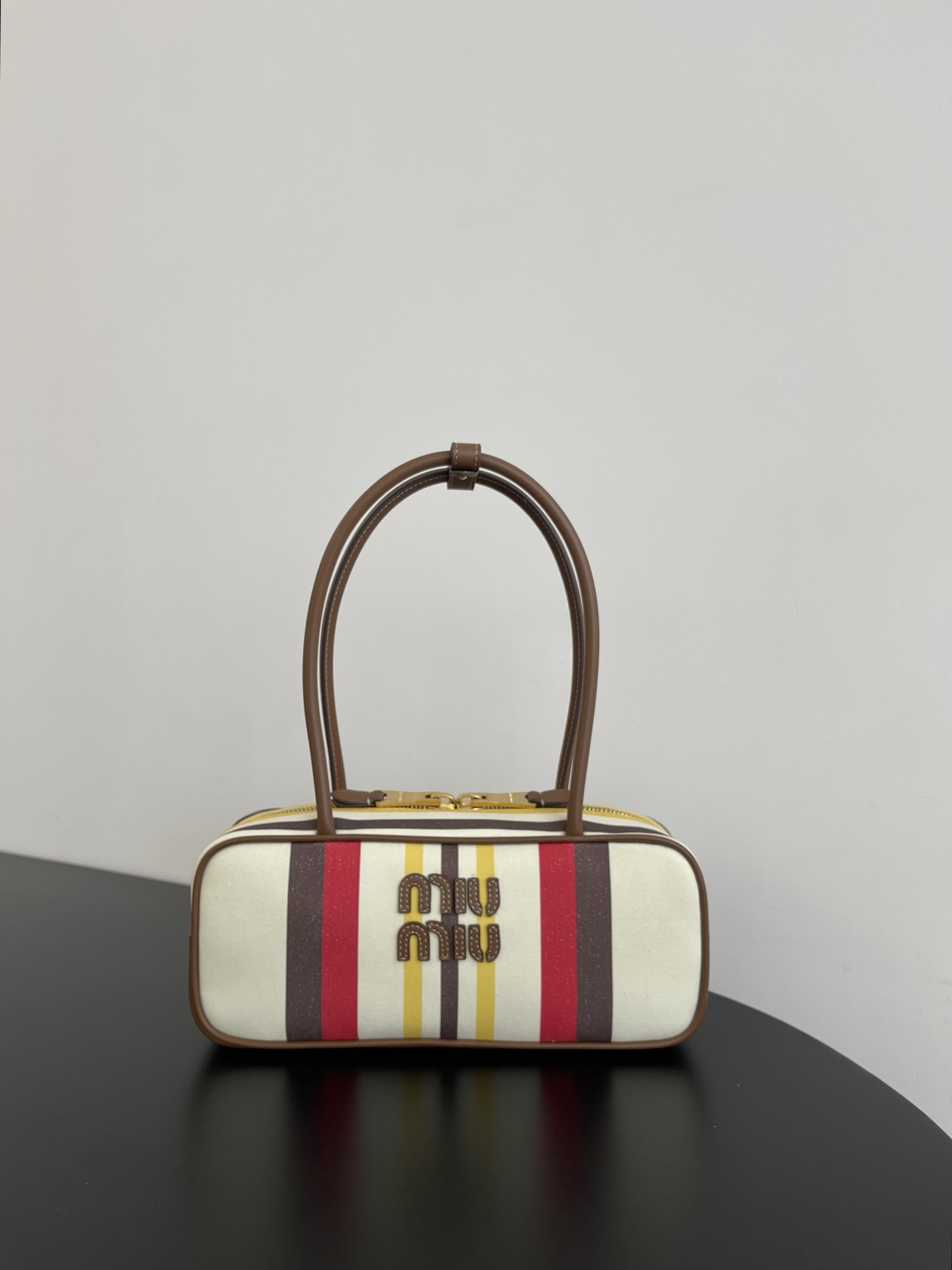 P700 🈶 Bolso de bolos de lona de rayas de colores pequeña 𝗠𝗶𝘂𝗠𝗶𝘂 ¡Aquí viene el nuevo bolso de bolos de lona de …