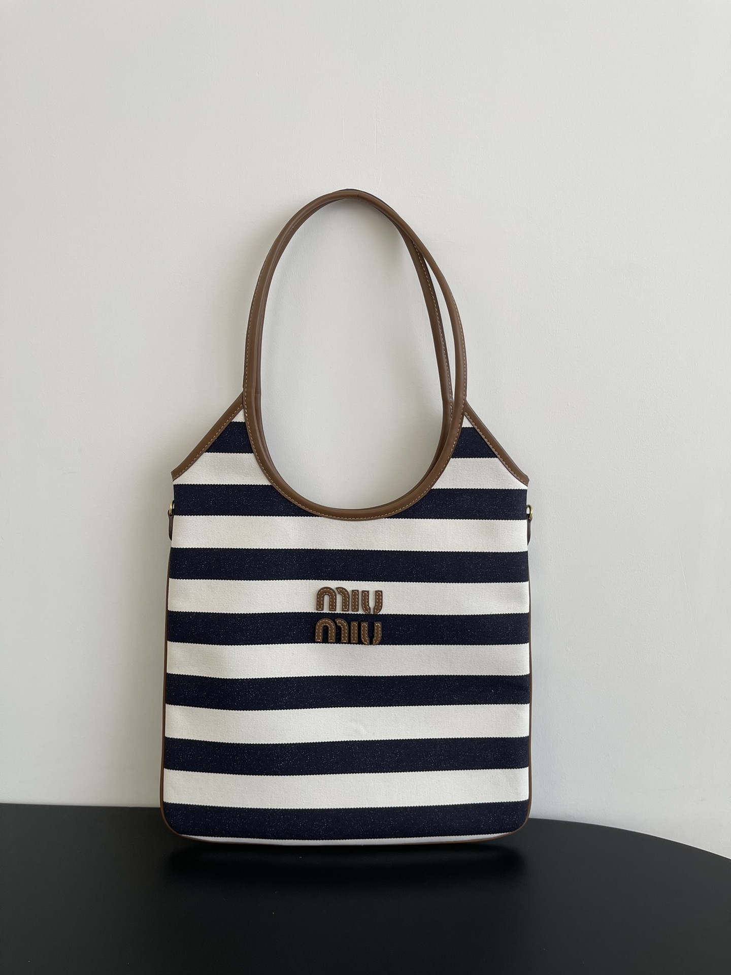 P650 Bolso tote de rayas azules. El nuevo bolso tote de lona con rayas de colores de Miu Miu. Herrajes vintage con piel…