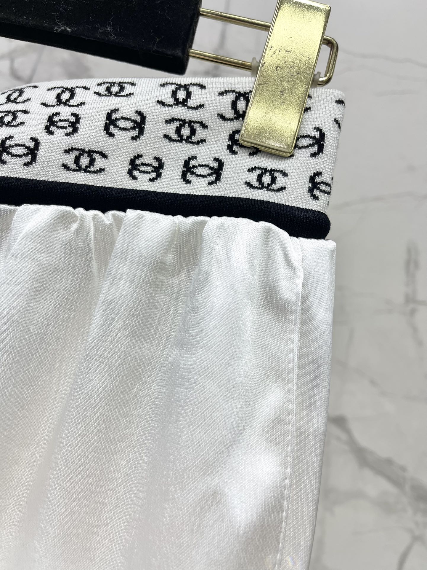𝗖𝗛𝗔𝗡𝗘*小香织带松紧腰抽绳休闲长裤

👖裤子的设计超级贴心，松紧腰加上抽绳，无论你是什么身材，都能轻