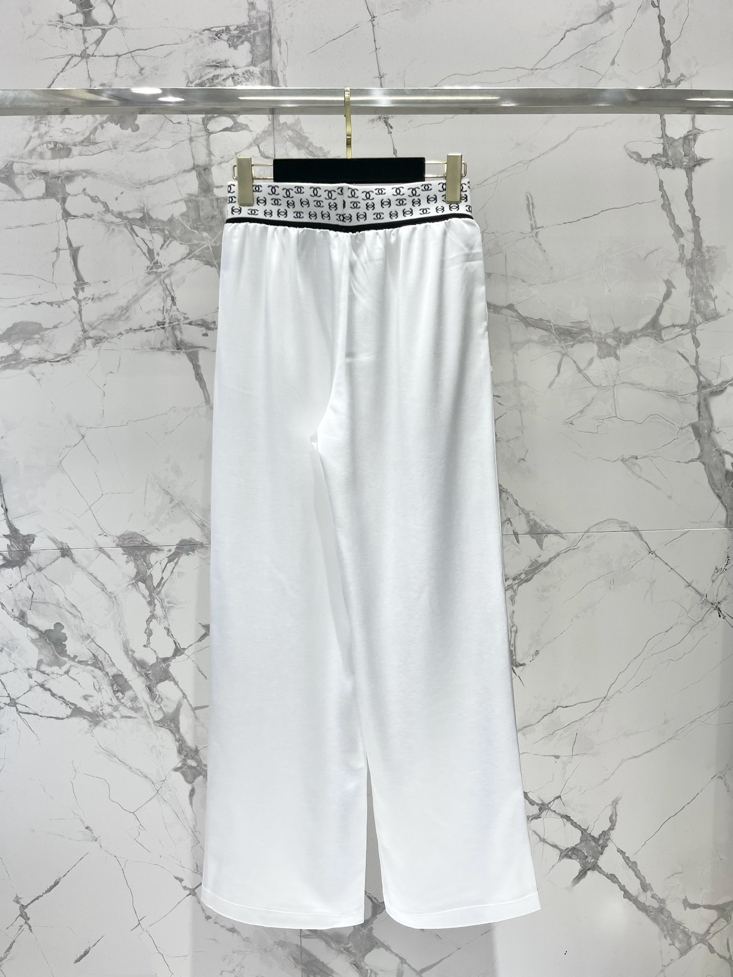 𝗖𝗛𝗔𝗡𝗘*小香织带松紧腰抽绳休闲长裤

👖裤子的设计超级贴心，松紧腰加上抽绳，无论你是什么身材，都能轻