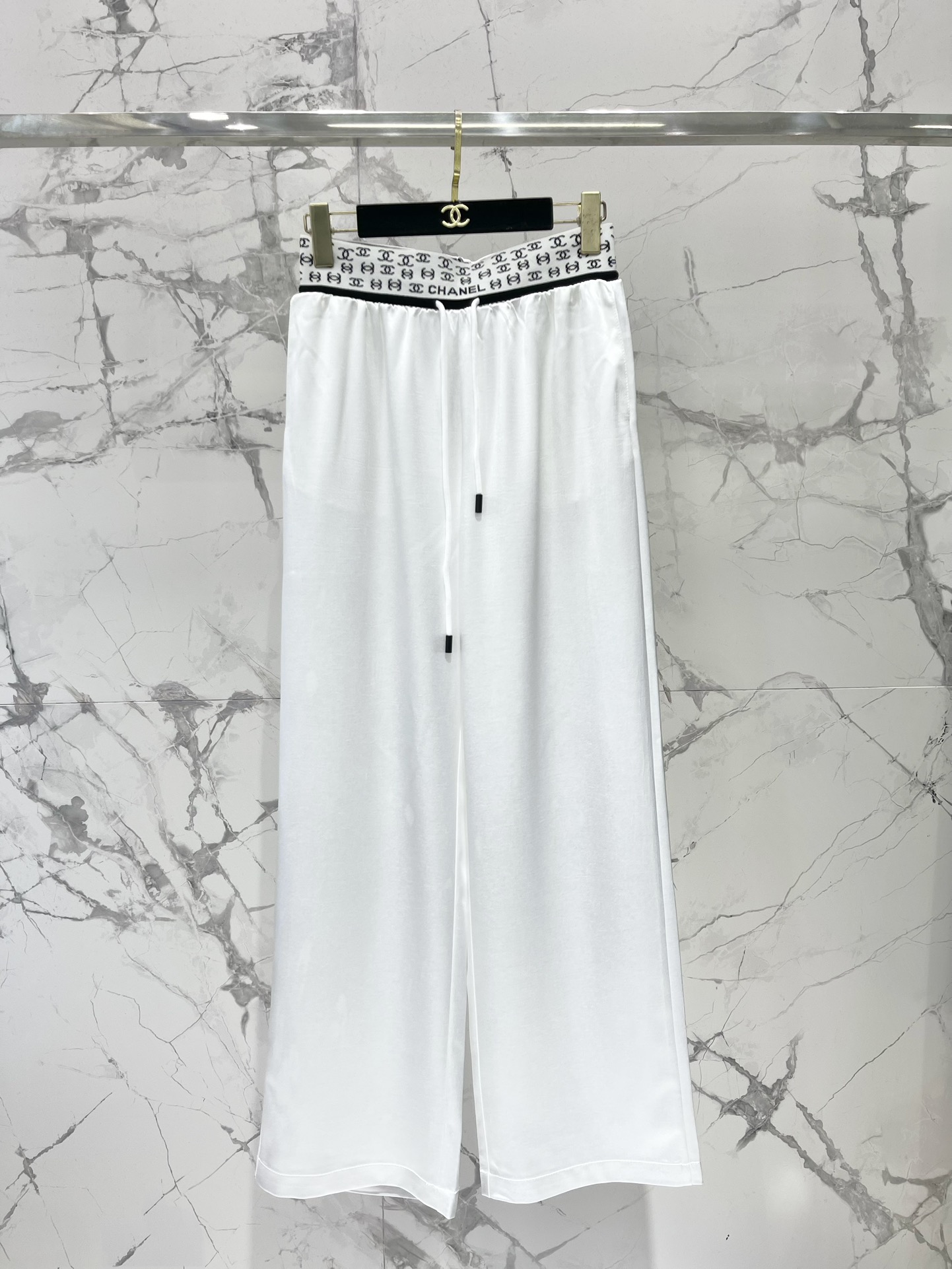 𝗖𝗛𝗔𝗡𝗘*小香织带松紧腰抽绳休闲长裤

👖裤子的设计超级贴心，松紧腰加上抽绳，无论你是什么身材，都能轻