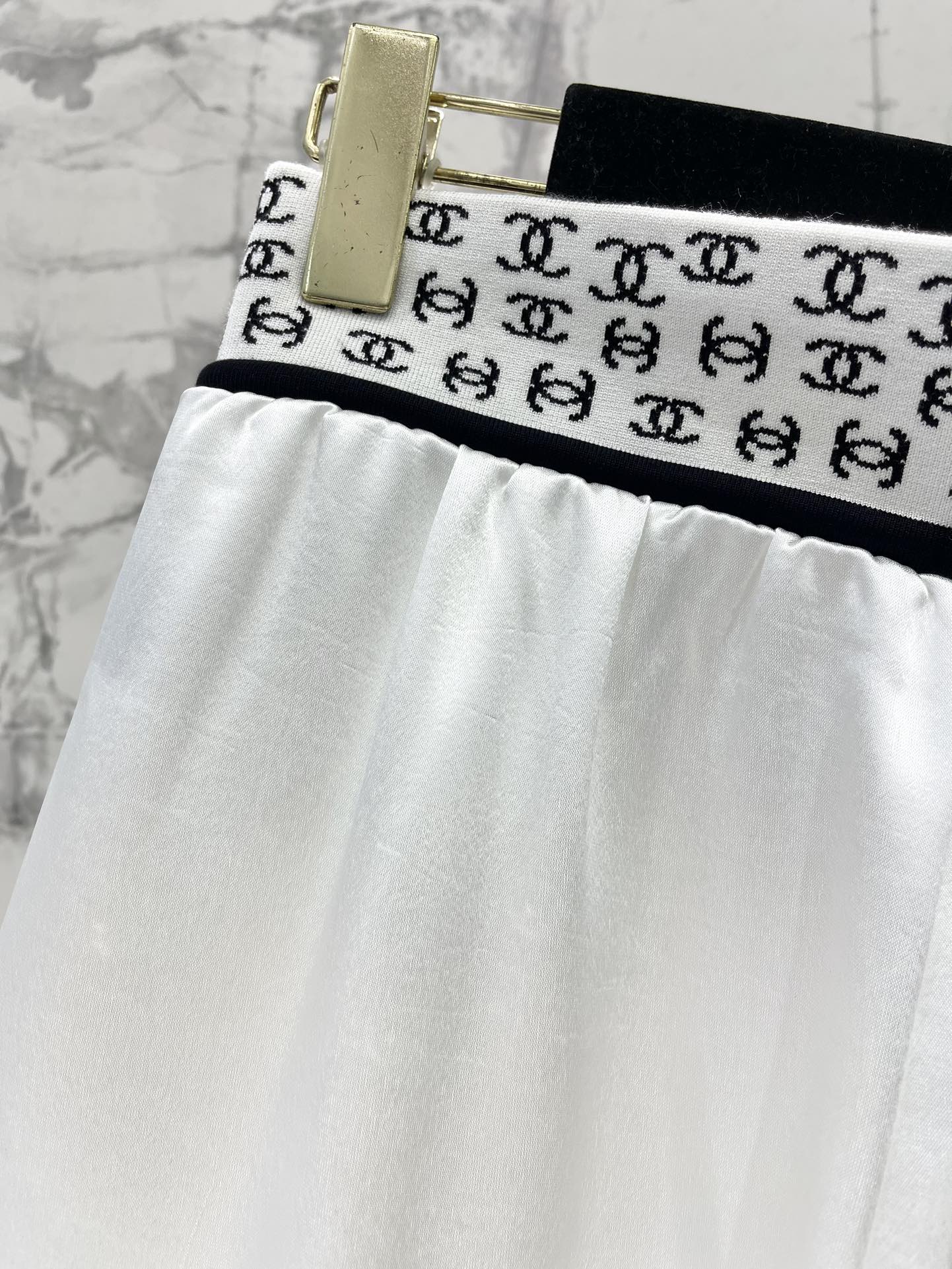 𝗖𝗛𝗔𝗡𝗘*小香织带松紧腰抽绳休闲长裤

👖裤子的设计超级贴心，松紧腰加上抽绳，无论你是什么身材，都能轻