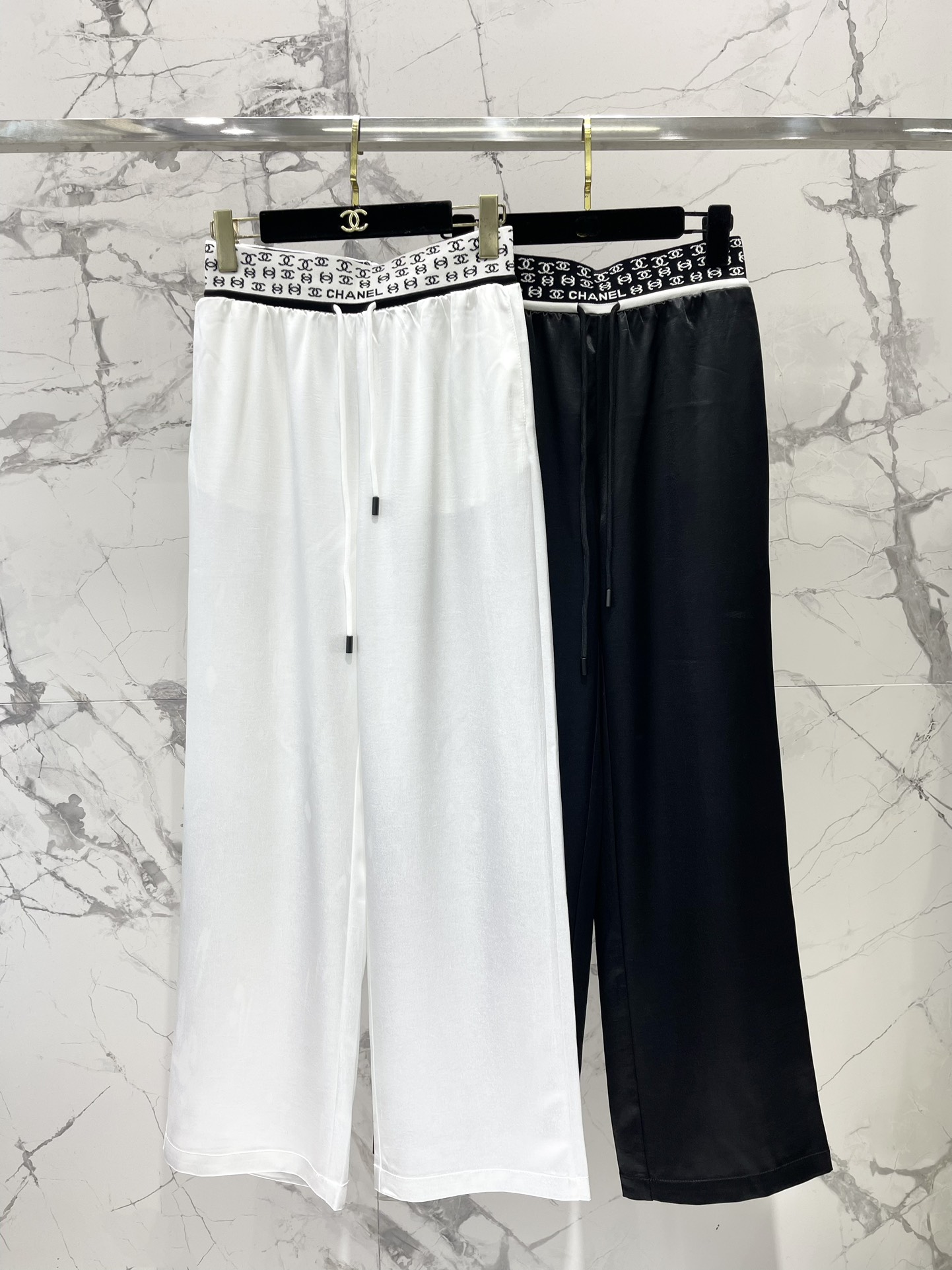 𝗖𝗛𝗔𝗡𝗘*小香织带松紧腰抽绳休闲长裤

👖裤子的设计超级贴心，松紧腰加上抽绳，无论你是什么身材，都能轻