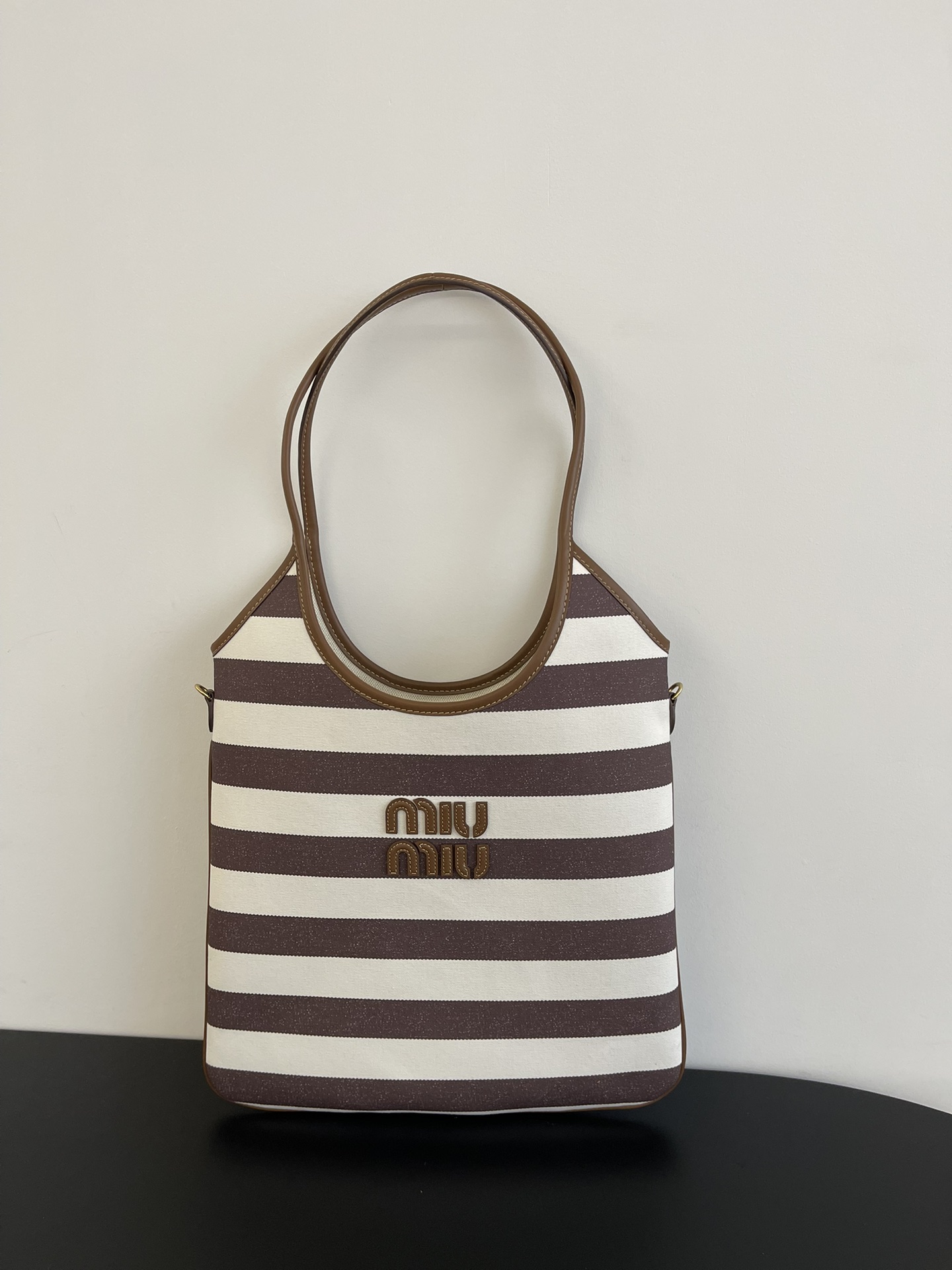 P670 Tote de rayas color café, ¡el nuevo tote de lona de rayas de colores de Miu Miu! Herrajes vintage con becerro, súp…