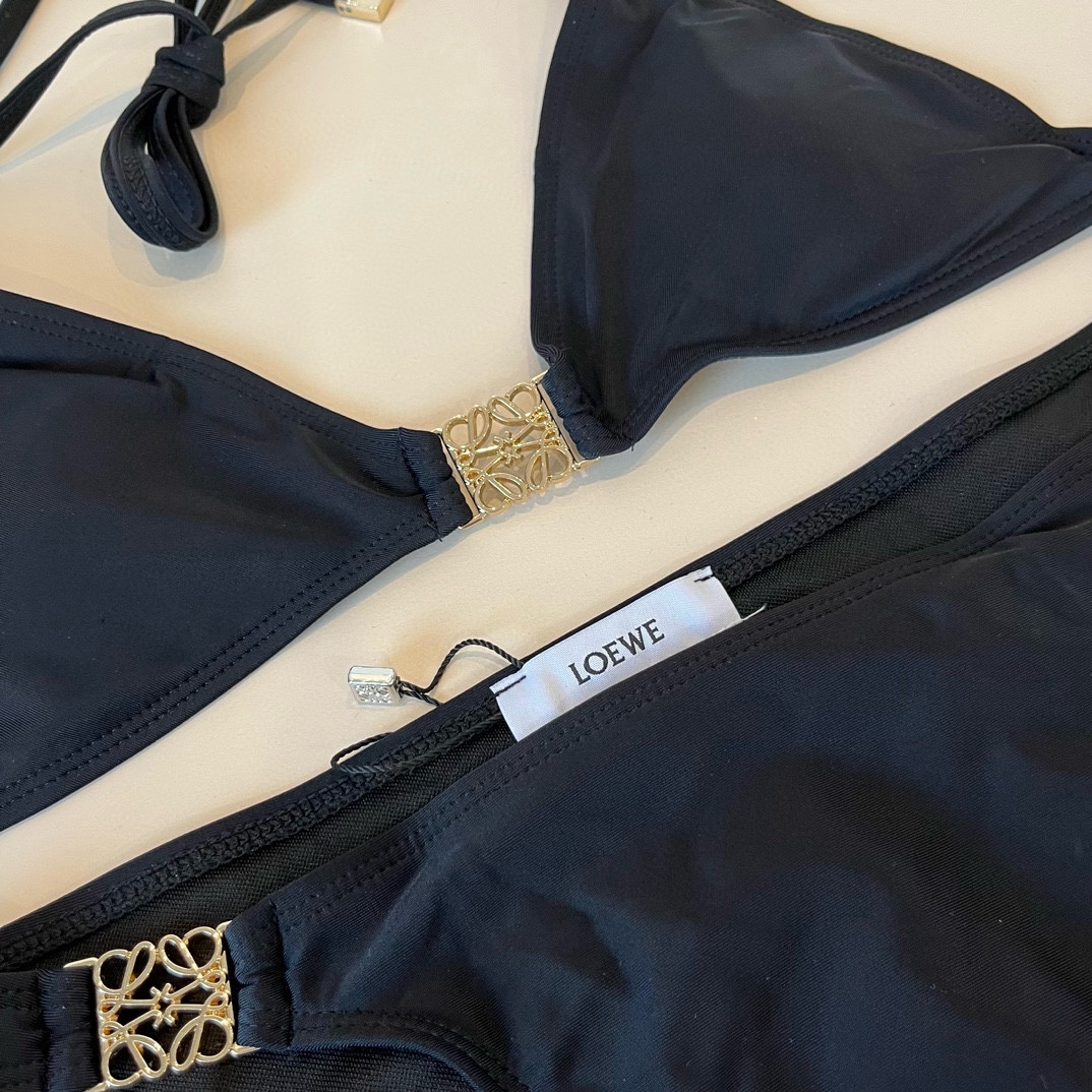 。
LOEWE罗意威 新款比基尼😍🥰适合多种场景的游泳衣🏊‍♀️海边 游泳池 温泉 水上乐园 漂流都可以