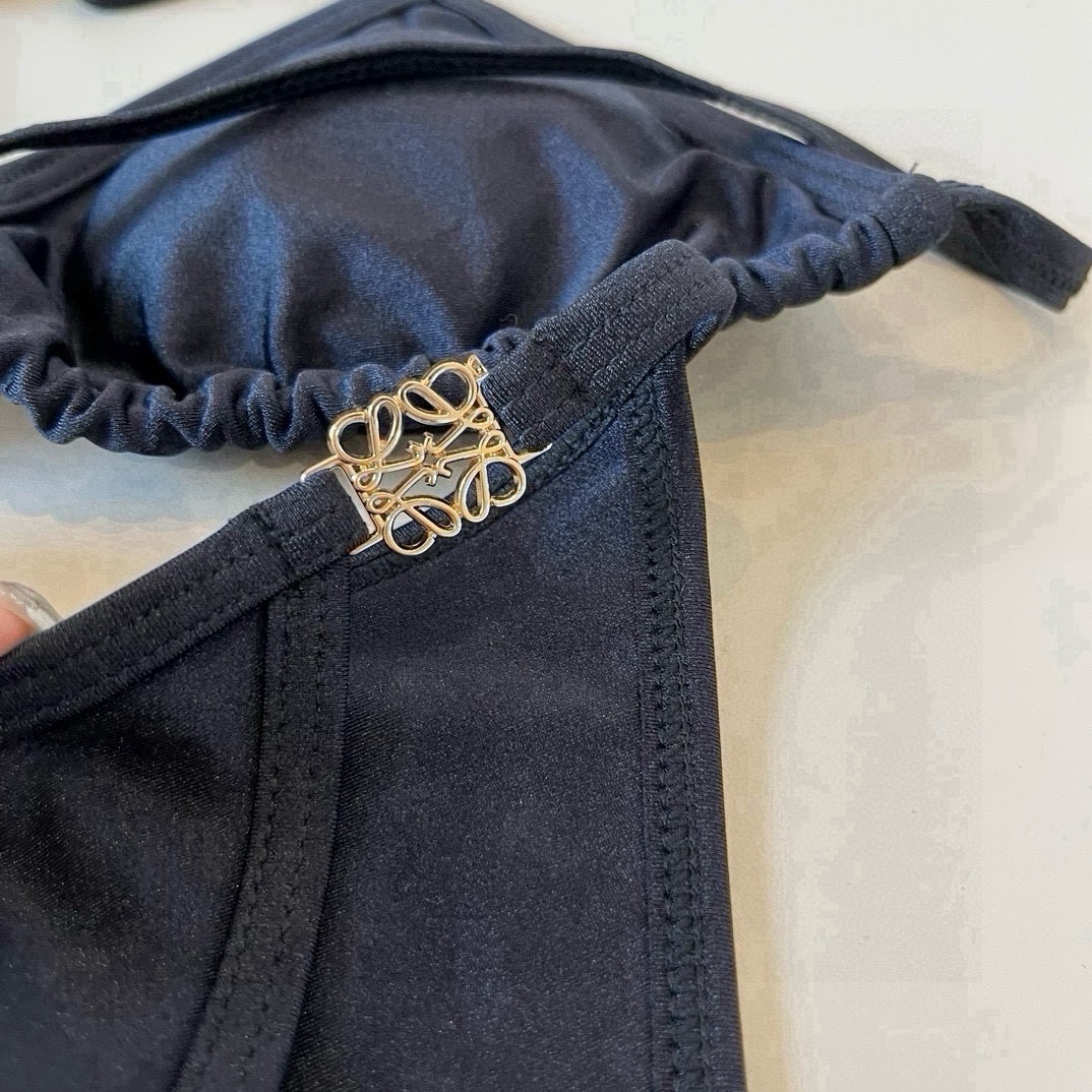。
罗意威LOEWE新款比基尼泳衣👙❤️😍🥰适合多种场景的游泳衣🏊‍♀️海边 游泳池 温泉 水上乐园 漂