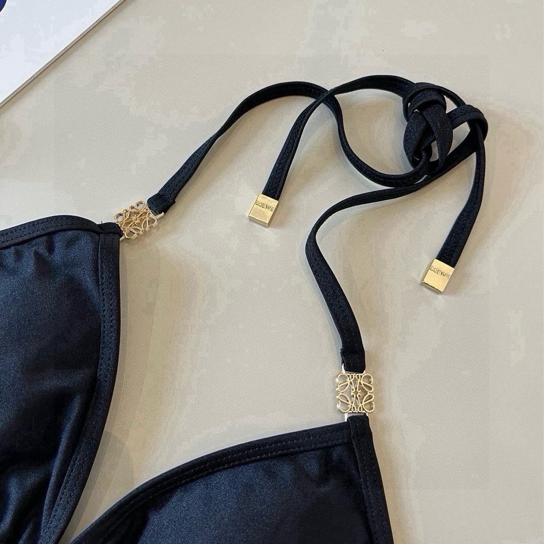 。
罗意威LOEWE新款比基尼泳衣👙❤️😍🥰适合多种场景的游泳衣🏊‍♀️海边 游泳池 温泉 水上乐园 漂