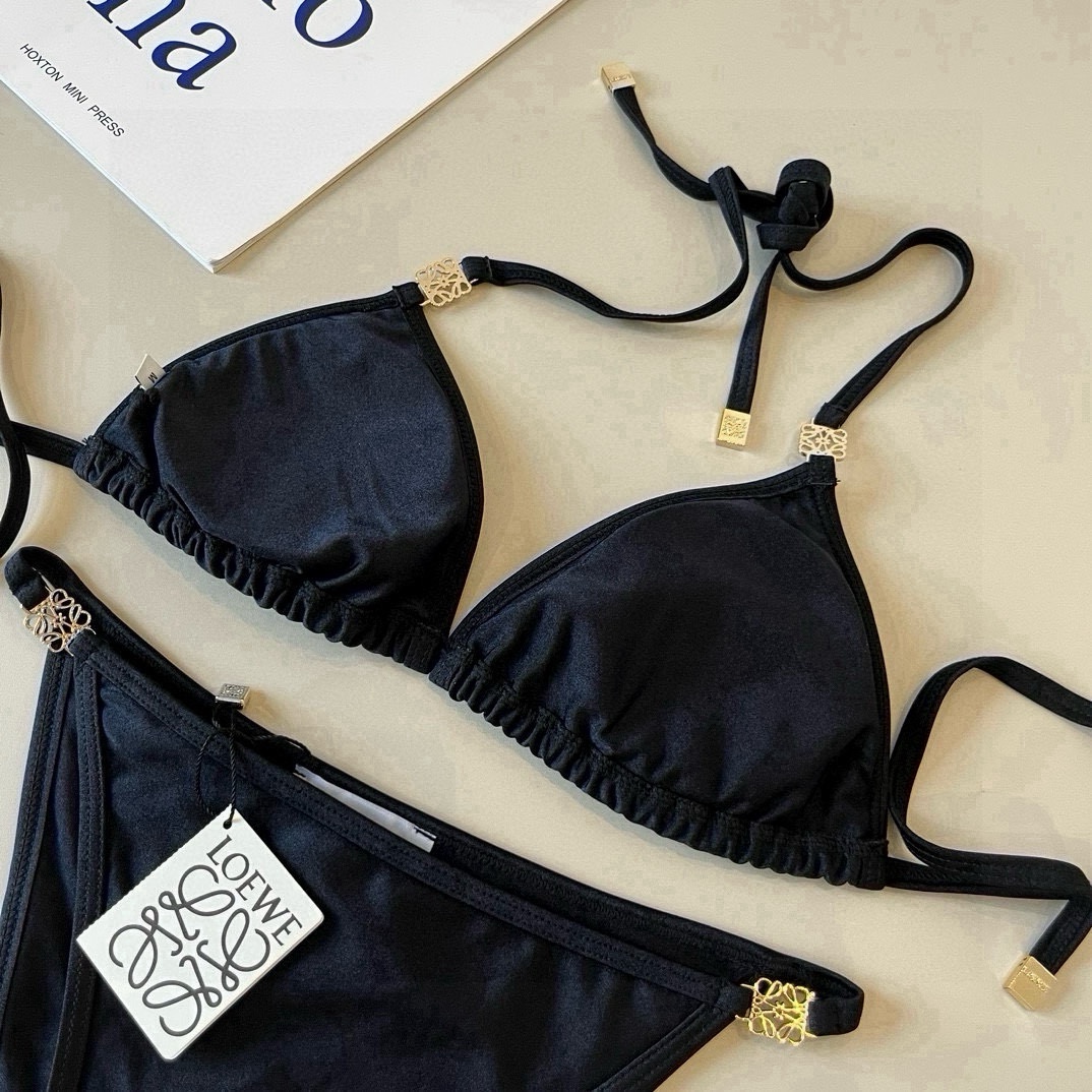 。
罗意威LOEWE新款比基尼泳衣👙❤️😍🥰适合多种场景的游泳衣🏊‍♀️海边 游泳池 温泉 水上乐园 漂