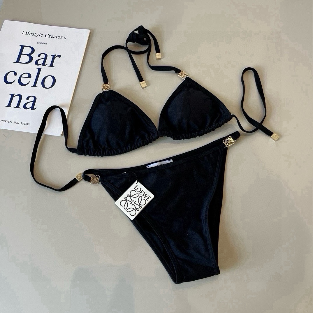 。
罗意威LOEWE新款比基尼泳衣👙❤️😍🥰适合多种场景的游泳衣🏊‍♀️海边 游泳池 温泉 水上乐园 漂