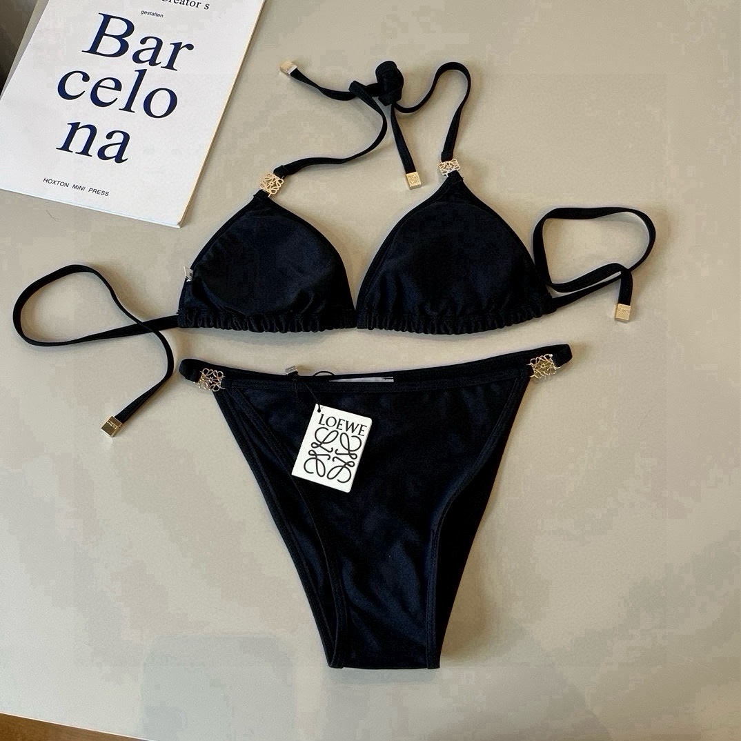 。
罗意威LOEWE新款比基尼泳衣👙❤️😍🥰适合多种场景的游泳衣🏊‍♀️海边 游泳池 温泉 水上乐园 漂