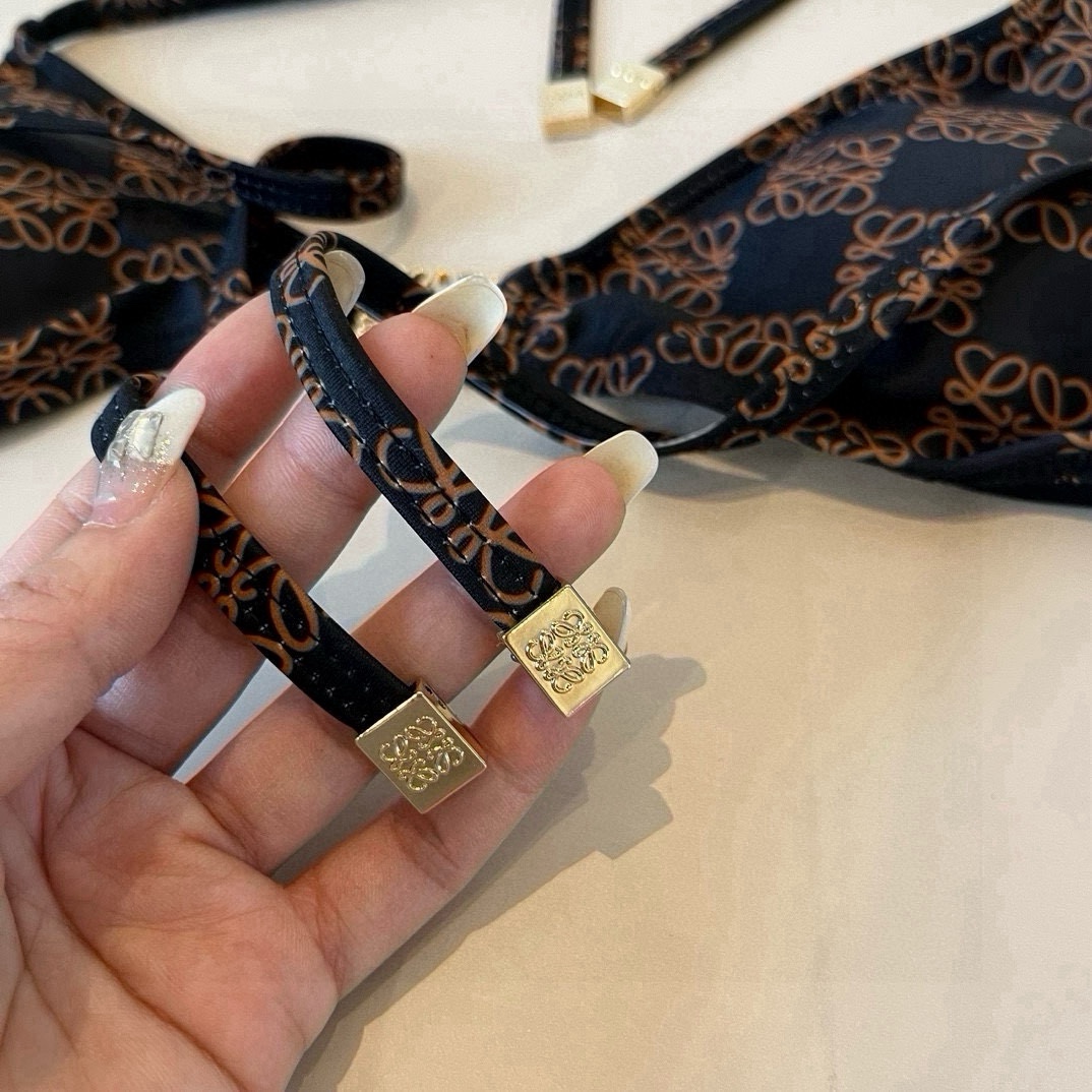 。
LOEWE罗意威 新款比基尼😍🥰适合多种场景的游泳衣🏊‍♀️海边 游泳池 温泉 水上乐园 漂流都可以