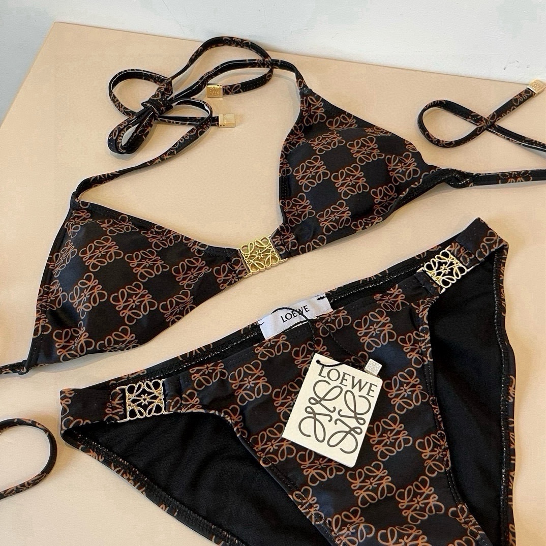 。
LOEWE罗意威 新款比基尼😍🥰适合多种场景的游泳衣🏊‍♀️海边 游泳池 温泉 水上乐园 漂流都可以