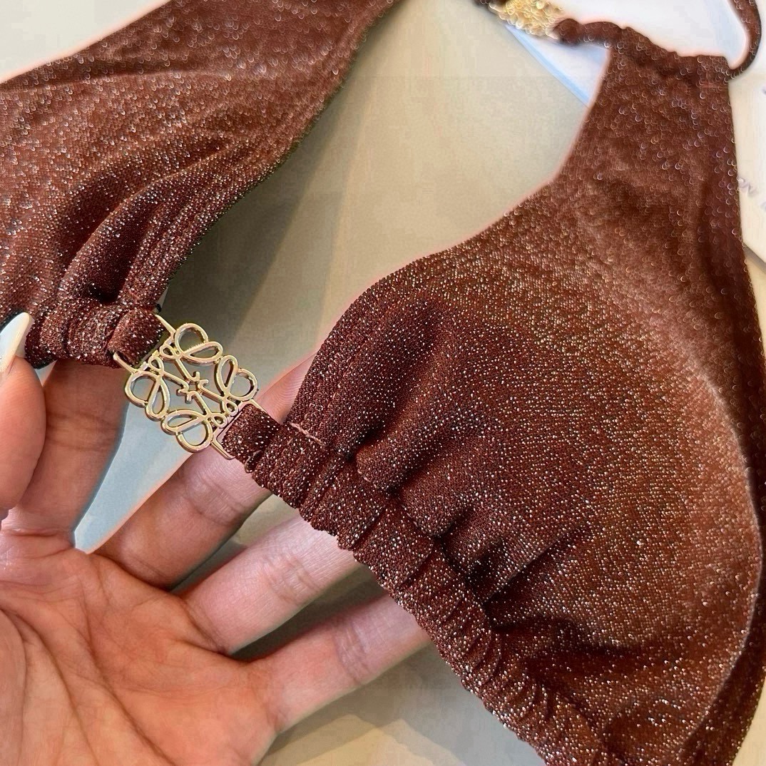 。
罗意威LOEWE新款比基尼泳衣👙❤️😍🥰适合多种场景的游泳衣🏊‍♀️海边 游泳池 温泉 水上乐园 漂