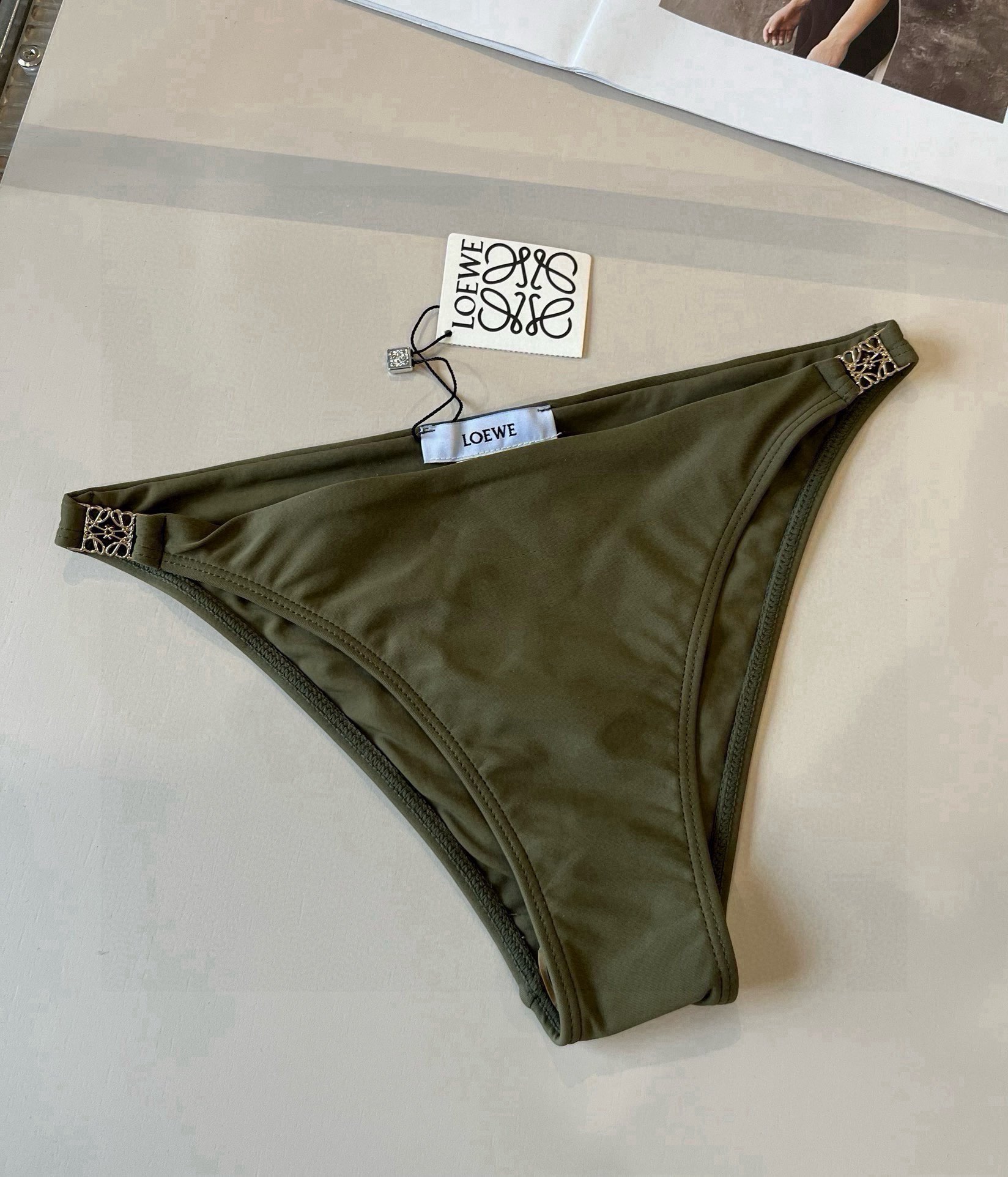 。
新款分体对版五金😍🥰适合多种场景的游泳衣🏊‍♀️海边 游泳池 温泉 水上乐园 漂流都可以😌内搭也完全