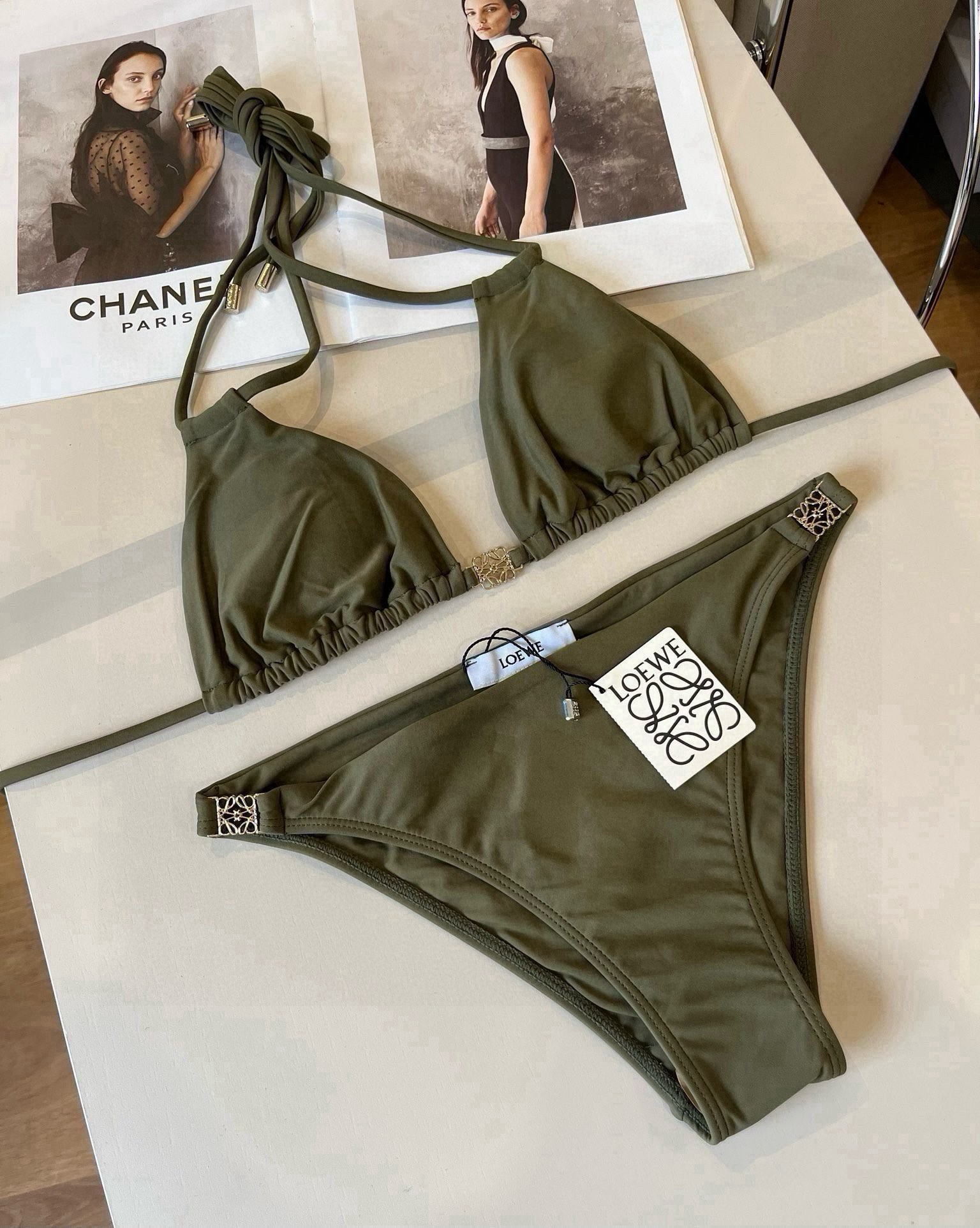 。
新款分体对版五金😍🥰适合多种场景的游泳衣🏊‍♀️海边 游泳池 温泉 水上乐园 漂流都可以😌内搭也完全