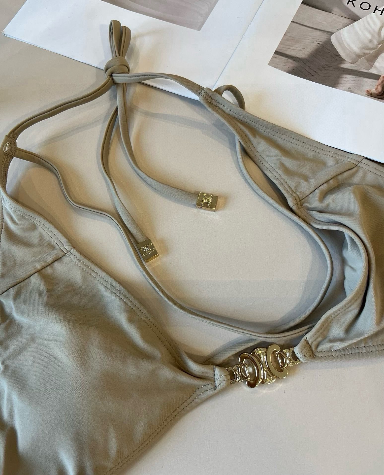 。
LOEWE罗意威 新款比基尼😍🥰适合多种场景的游泳衣🏊‍♀️海边 游泳池 温泉 水上乐园 漂流都可以