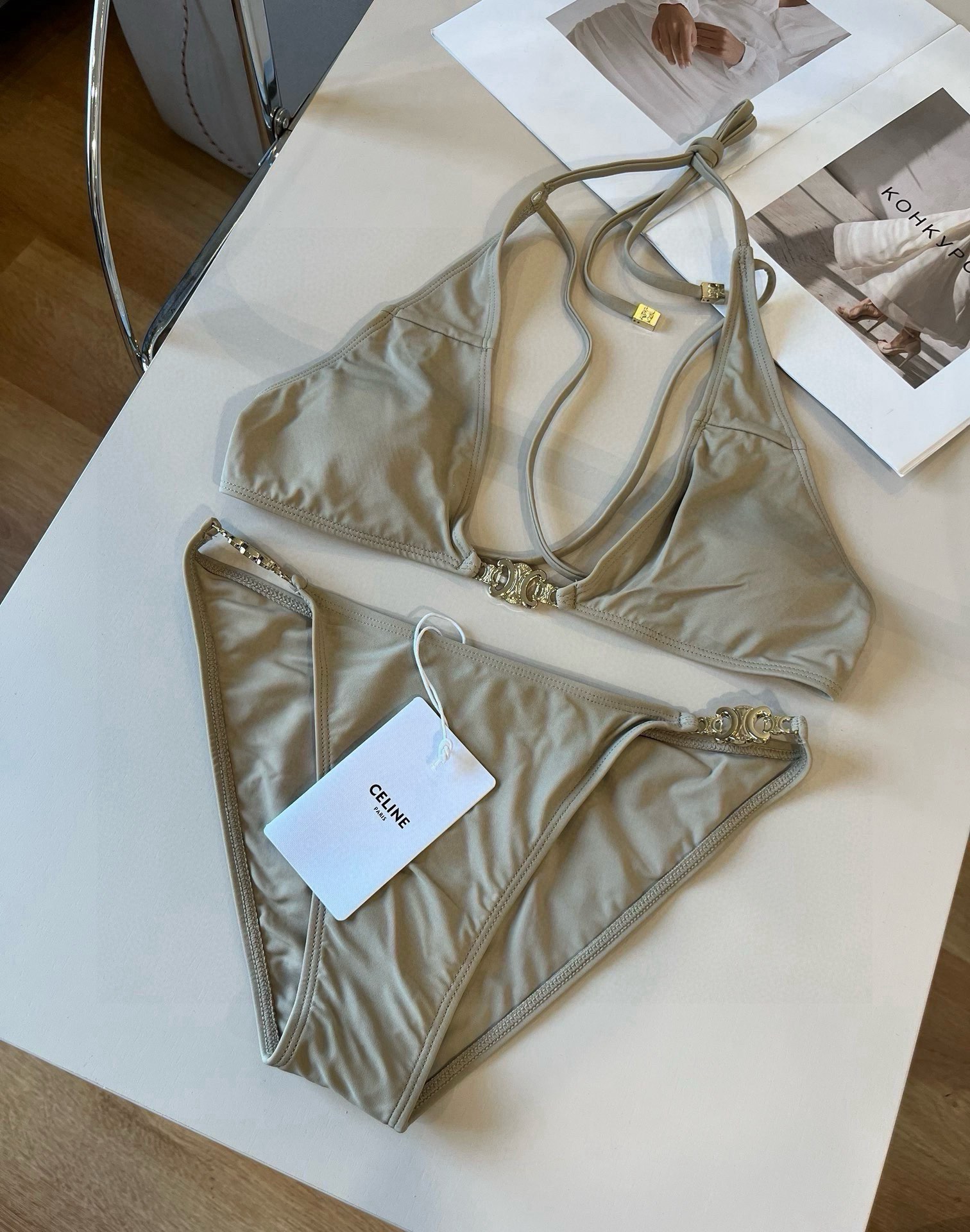 。
LOEWE罗意威 新款比基尼😍🥰适合多种场景的游泳衣🏊‍♀️海边 游泳池 温泉 水上乐园 漂流都可以