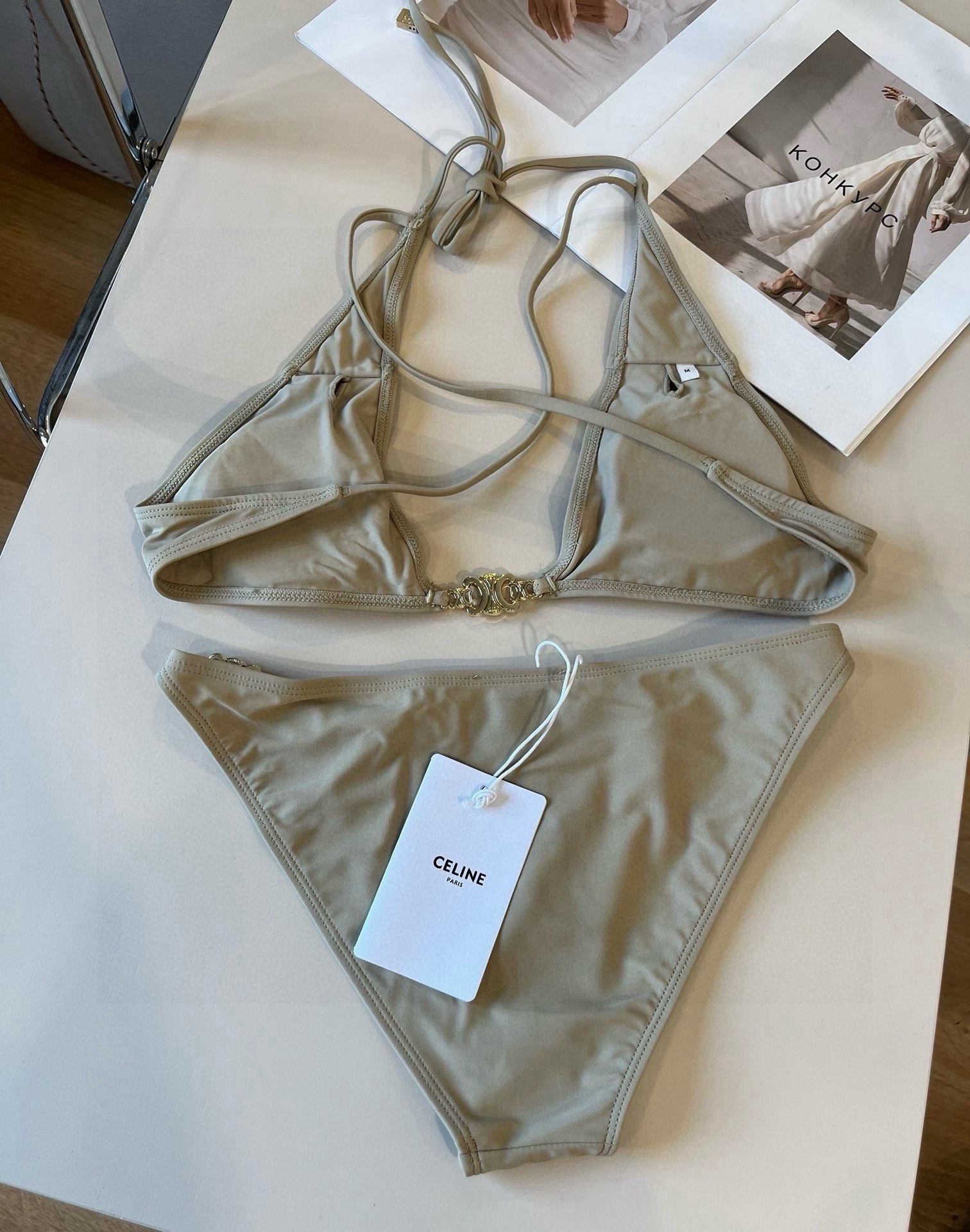 。
LOEWE罗意威 新款比基尼😍🥰适合多种场景的游泳衣🏊‍♀️海边 游泳池 温泉 水上乐园 漂流都可以