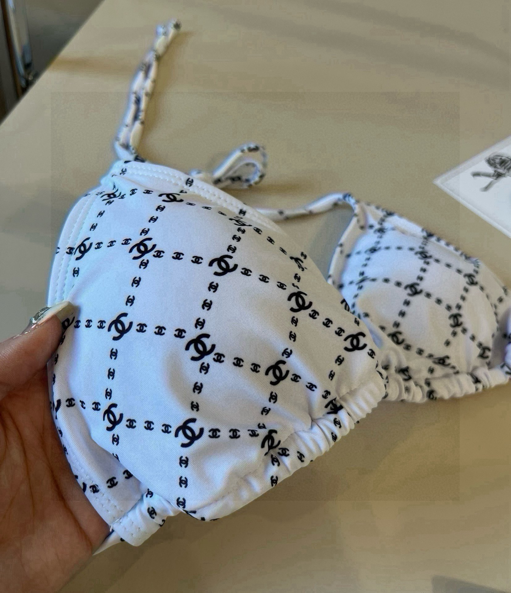 。
Chanel比基尼泳衣  😍🥰适合多种场景的游泳衣🏊‍♀️海边 游泳池 温泉 水上乐园 漂流都可以😌