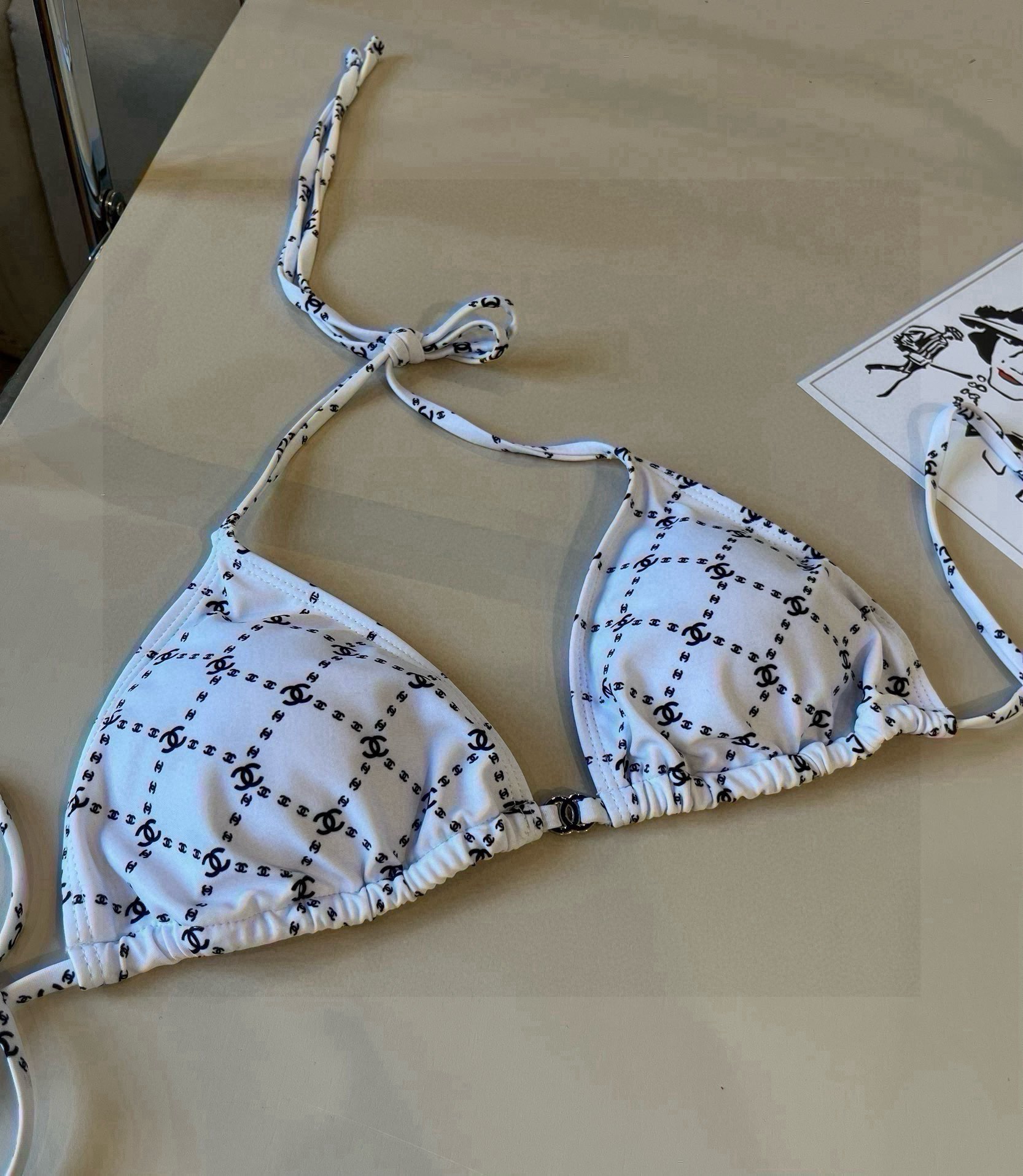 。
Chanel比基尼泳衣  😍🥰适合多种场景的游泳衣🏊‍♀️海边 游泳池 温泉 水上乐园 漂流都可以😌