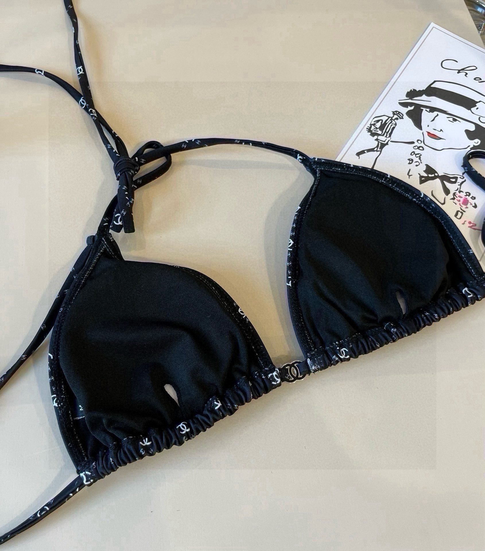 。
Chanel比基尼泳衣  😍🥰适合多种场景的游泳衣🏊‍♀️海边 游泳池 温泉 水上乐园 漂流都可以😌