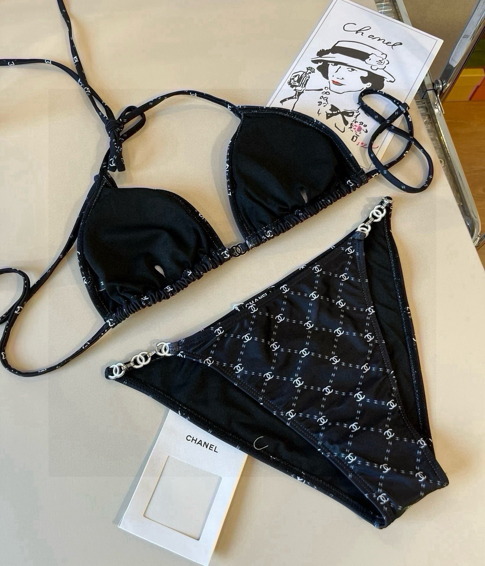 。
Chanel比基尼泳衣  😍🥰适合多种场景的游泳衣🏊‍♀️海边 游泳池 温泉 水上乐园 漂流都可以😌